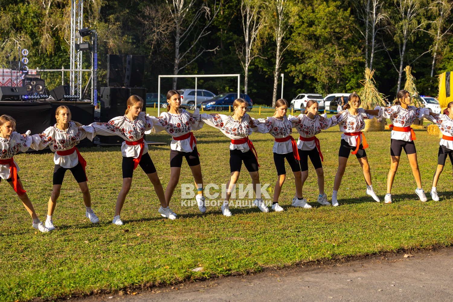 День селища Онуфріївки: традиційно з частуванням та благодійністю на армію День селища Онуфріївки: традиційно з частуванням та благодійністю на армію