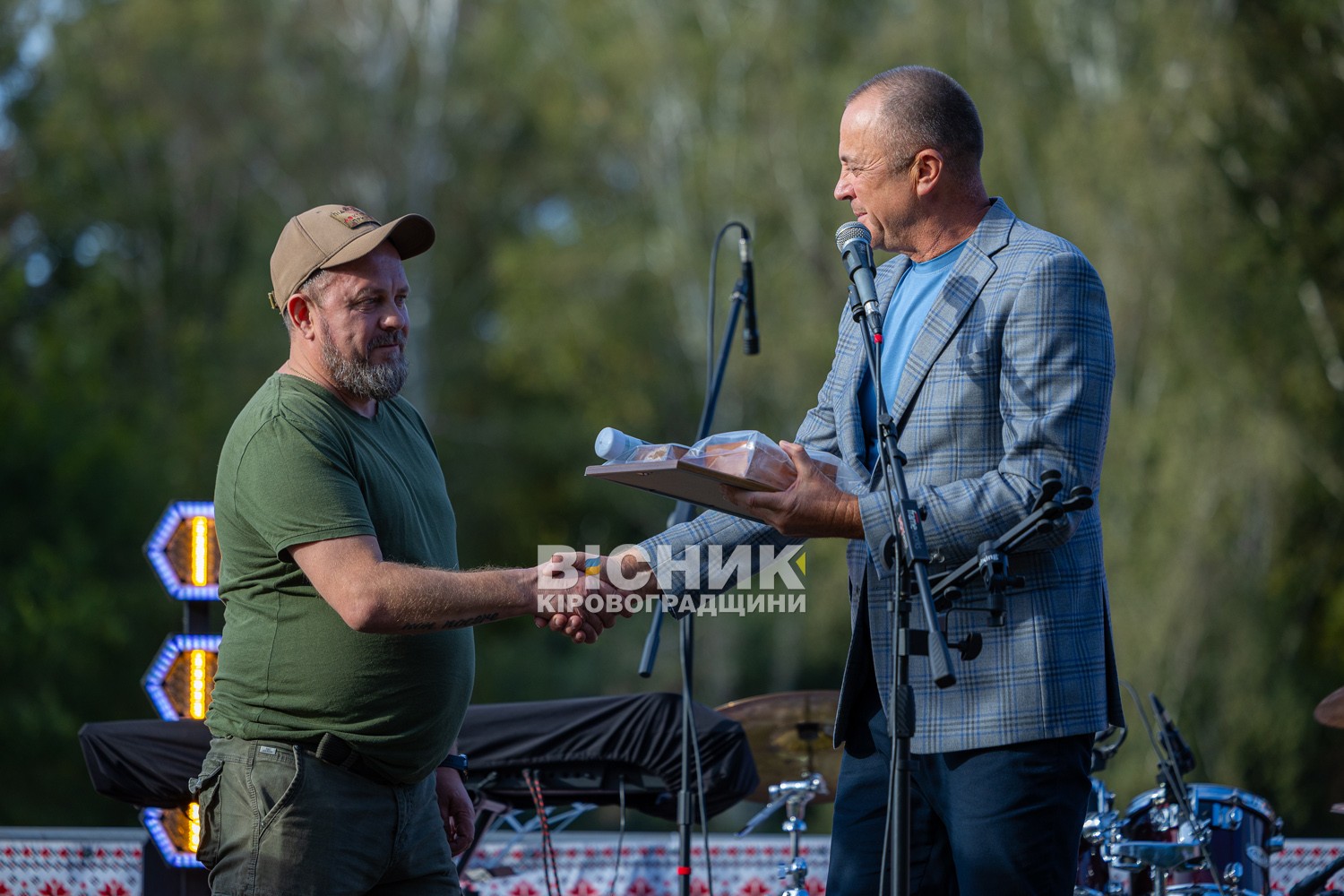 День селища Онуфріївки: традиційно з частуванням та благодійністю на армію День селища Онуфріївки: традиційно з частуванням та благодійністю на армію
