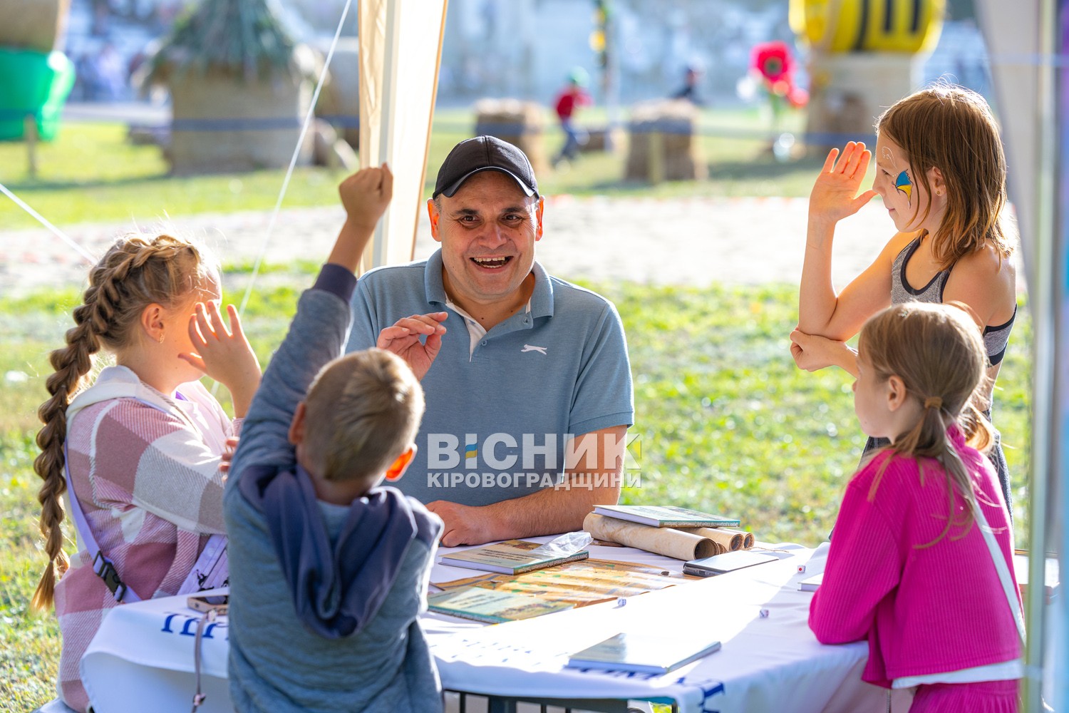 День селища Онуфріївки: традиційно з частуванням та благодійністю на армію День селища Онуфріївки: традиційно з частуванням та благодійністю на армію