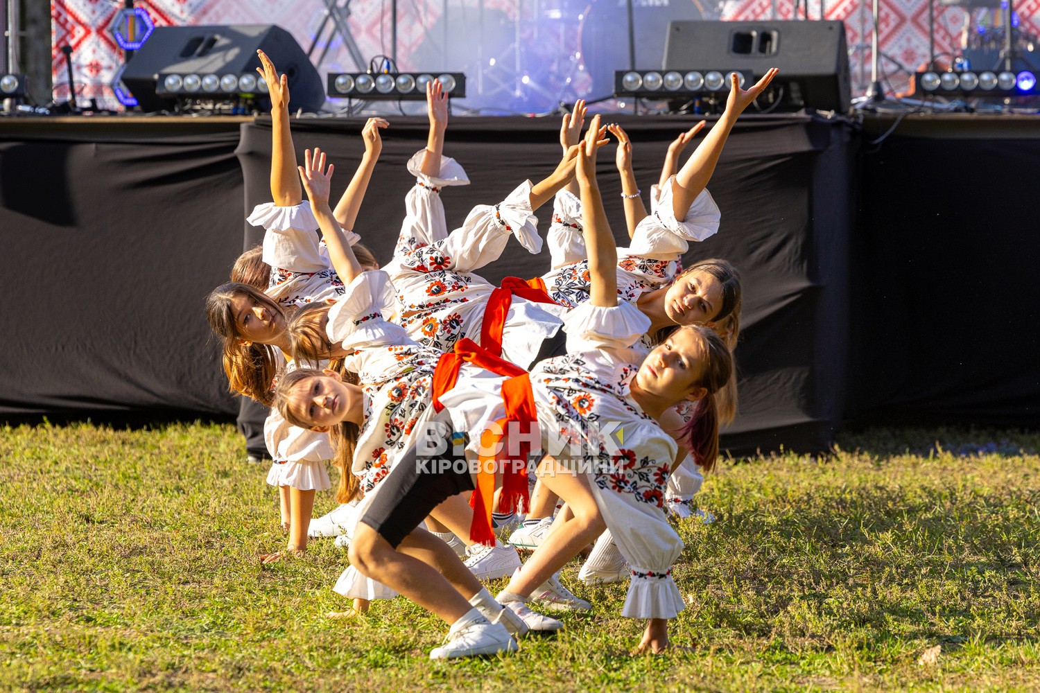 День селища Онуфріївки: традиційно з частуванням та благодійністю на армію День селища Онуфріївки: традиційно з частуванням та благодійністю на армію