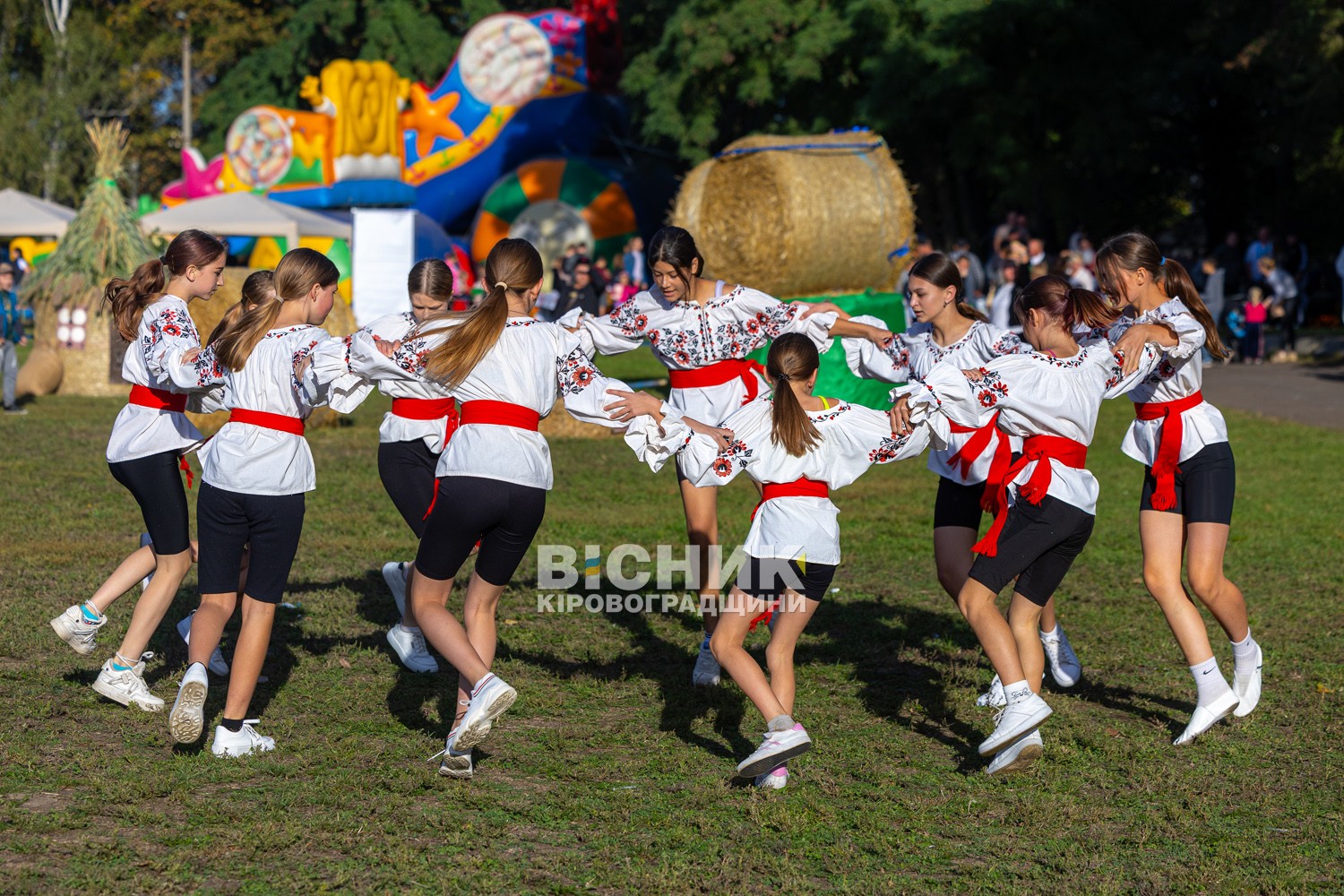 День селища Онуфріївки: традиційно з частуванням та благодійністю на армію День селища Онуфріївки: традиційно з частуванням та благодійністю на армію