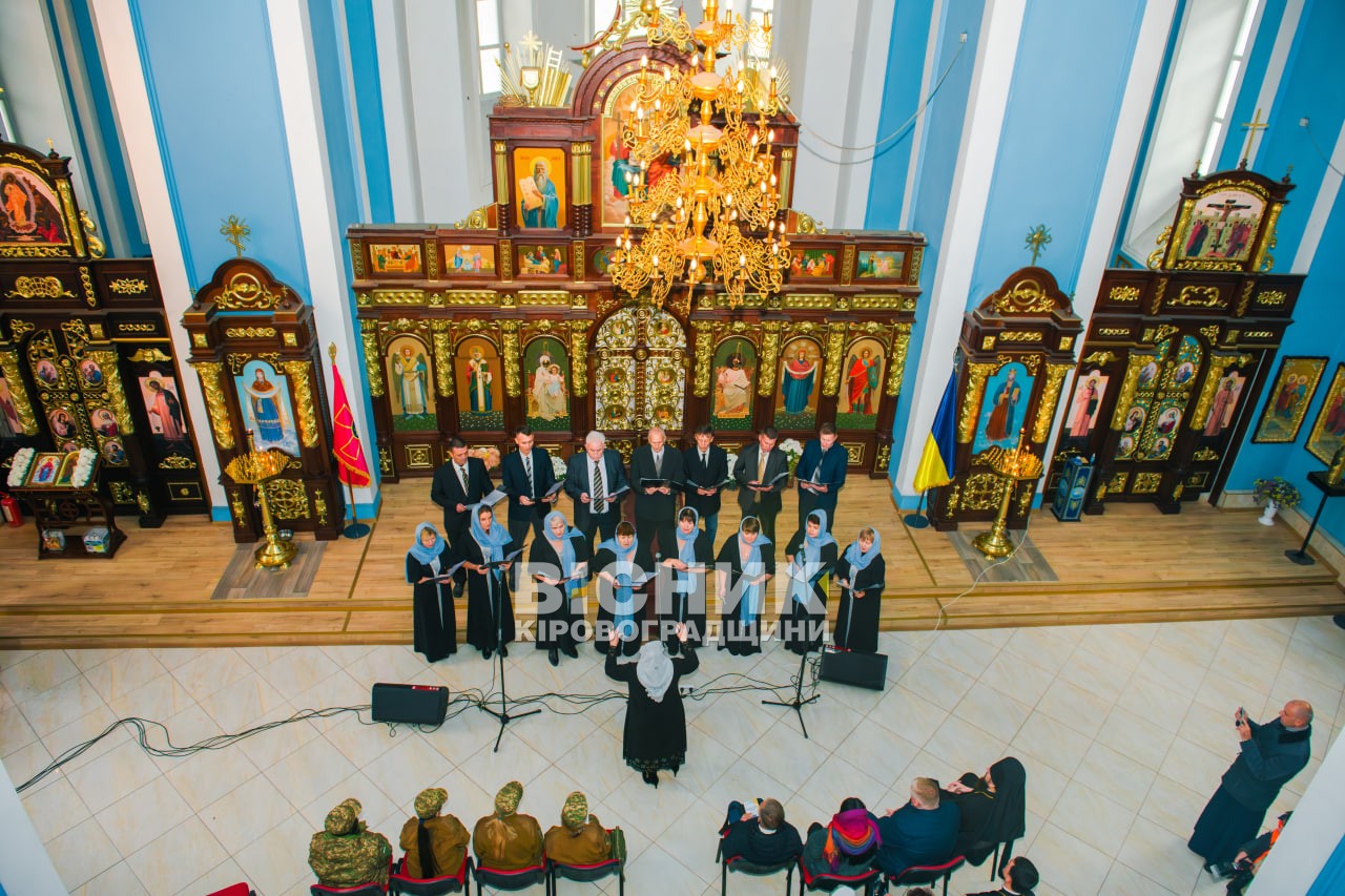 «Молюсь за тебе, Україно»: у Кропивницькому лунали молитви та пісні за мир