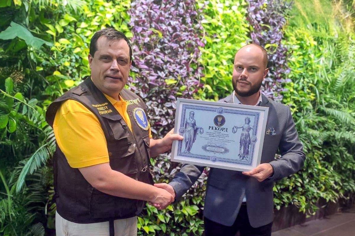 Українсько-англійський словник шрифтом Брайля: проєкт учителя з Кропивницького став рекордом України Українсько-англійський словник шрифтом Брайля: проєкт учителя з Кропивницького став рекордом України