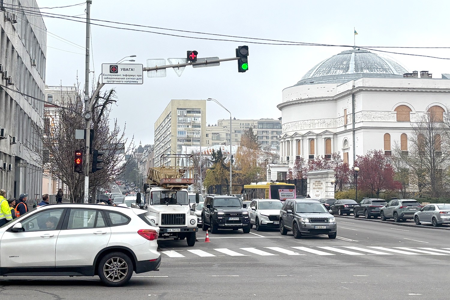 Вперше в Україні: у Києві розпочали експеримент з новим світлофорним сигналом «грецький хрест» Вперше в Україні: у Києві розпочали експеримент з новим світлофорним сигналом «грецький хрест»