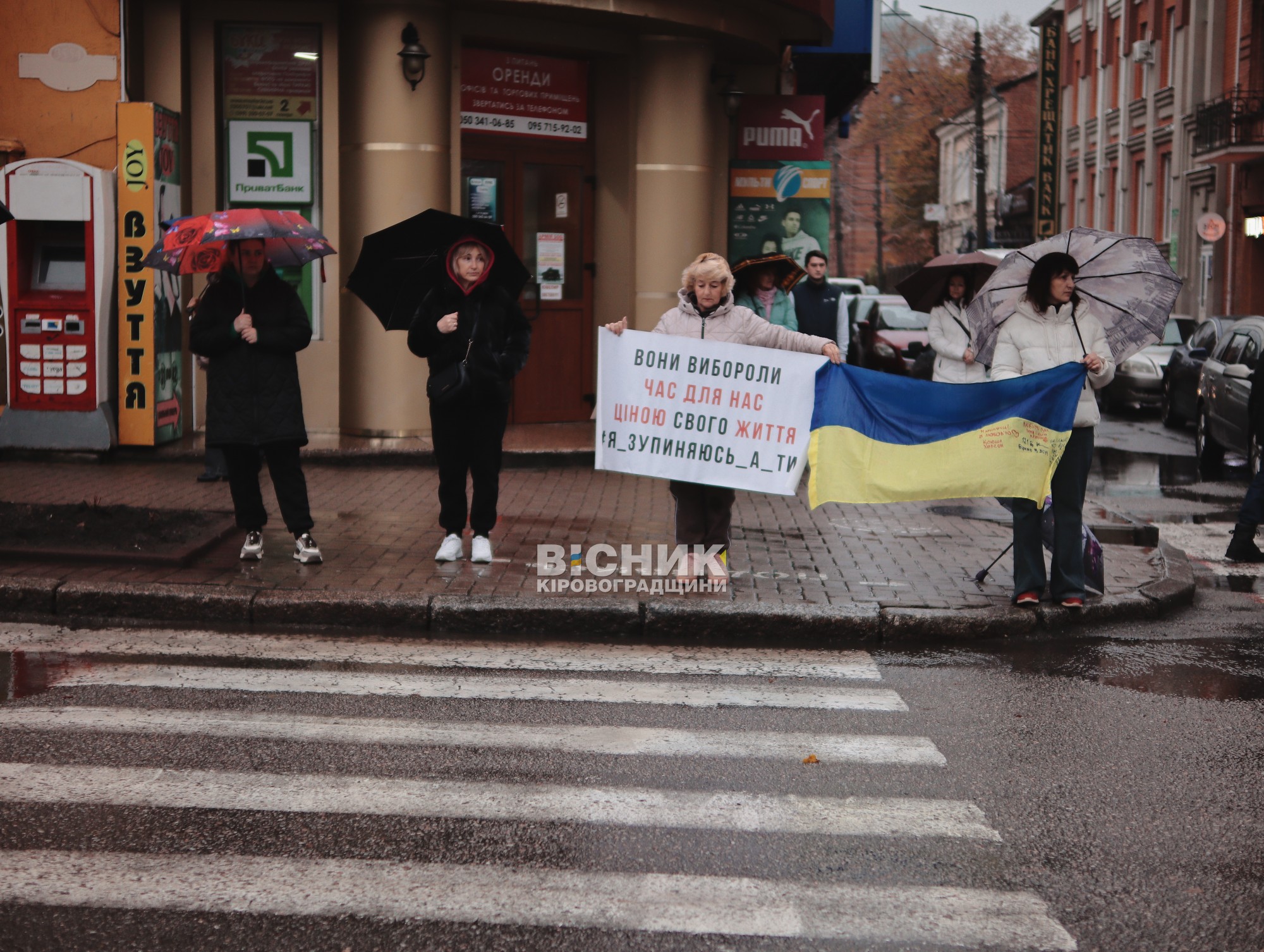 Кропивницький схилив голови: сотні людей вийшли вшанувати полеглих воїнів