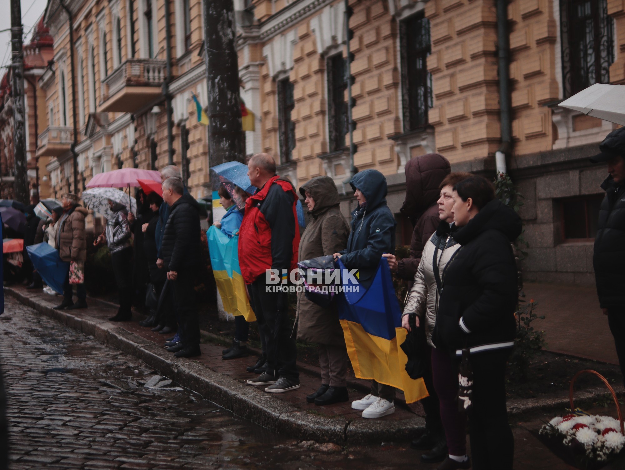 Кропивницький схилив голови: сотні людей вийшли вшанувати полеглих воїнів
