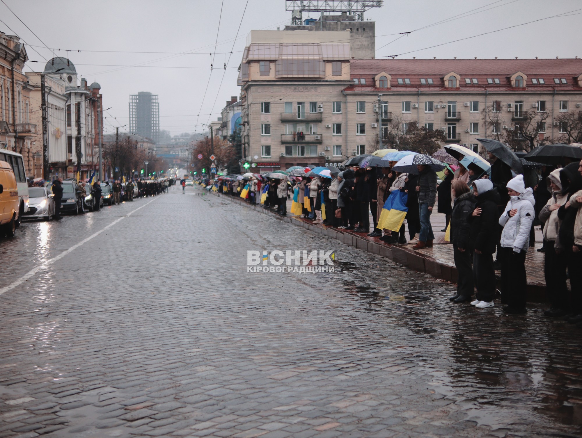 Кропивницький схилив голови: сотні людей вийшли вшанувати полеглих воїнів