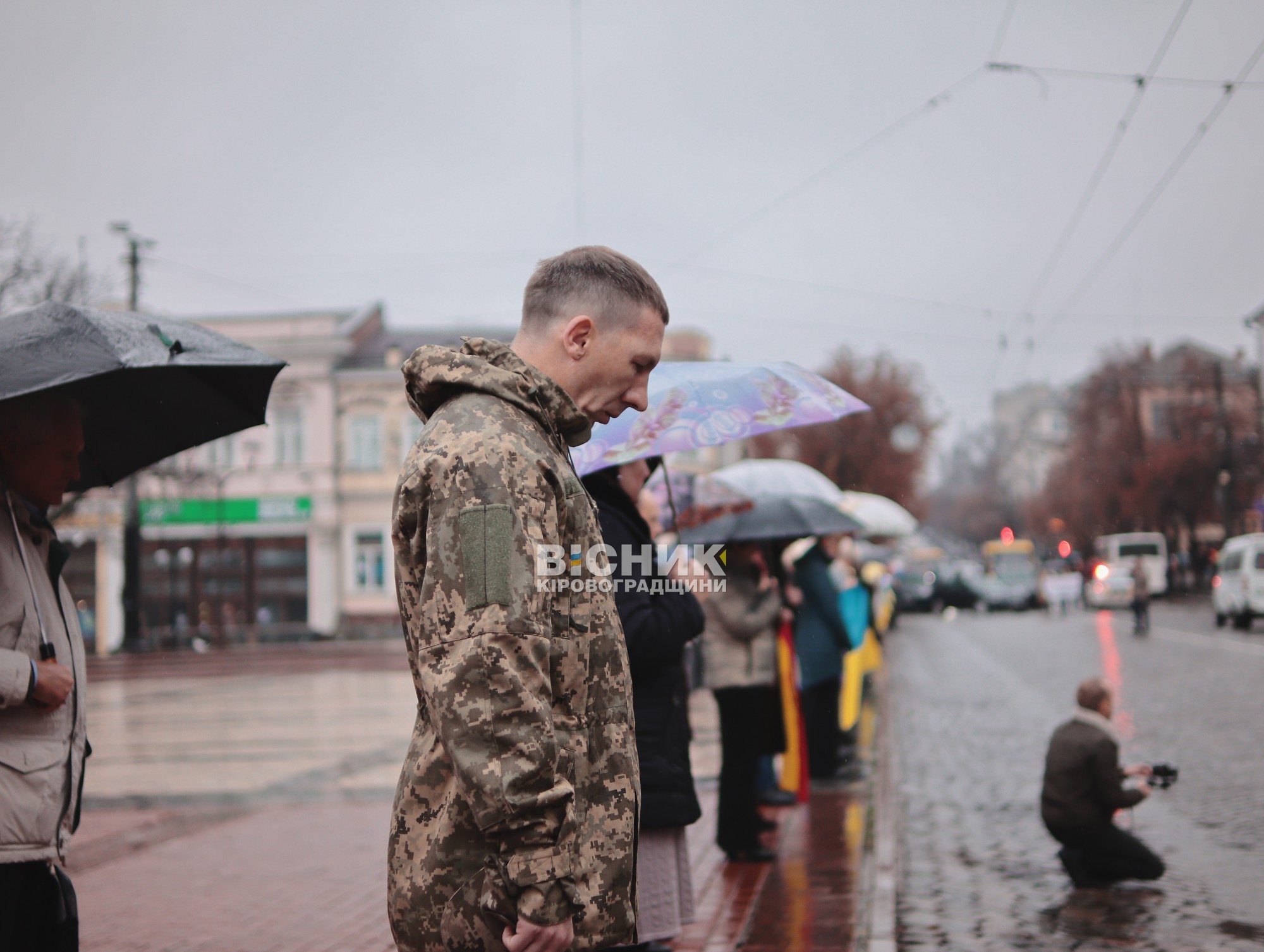 Кропивницький схилив голови: сотні людей вийшли вшанувати полеглих воїнів