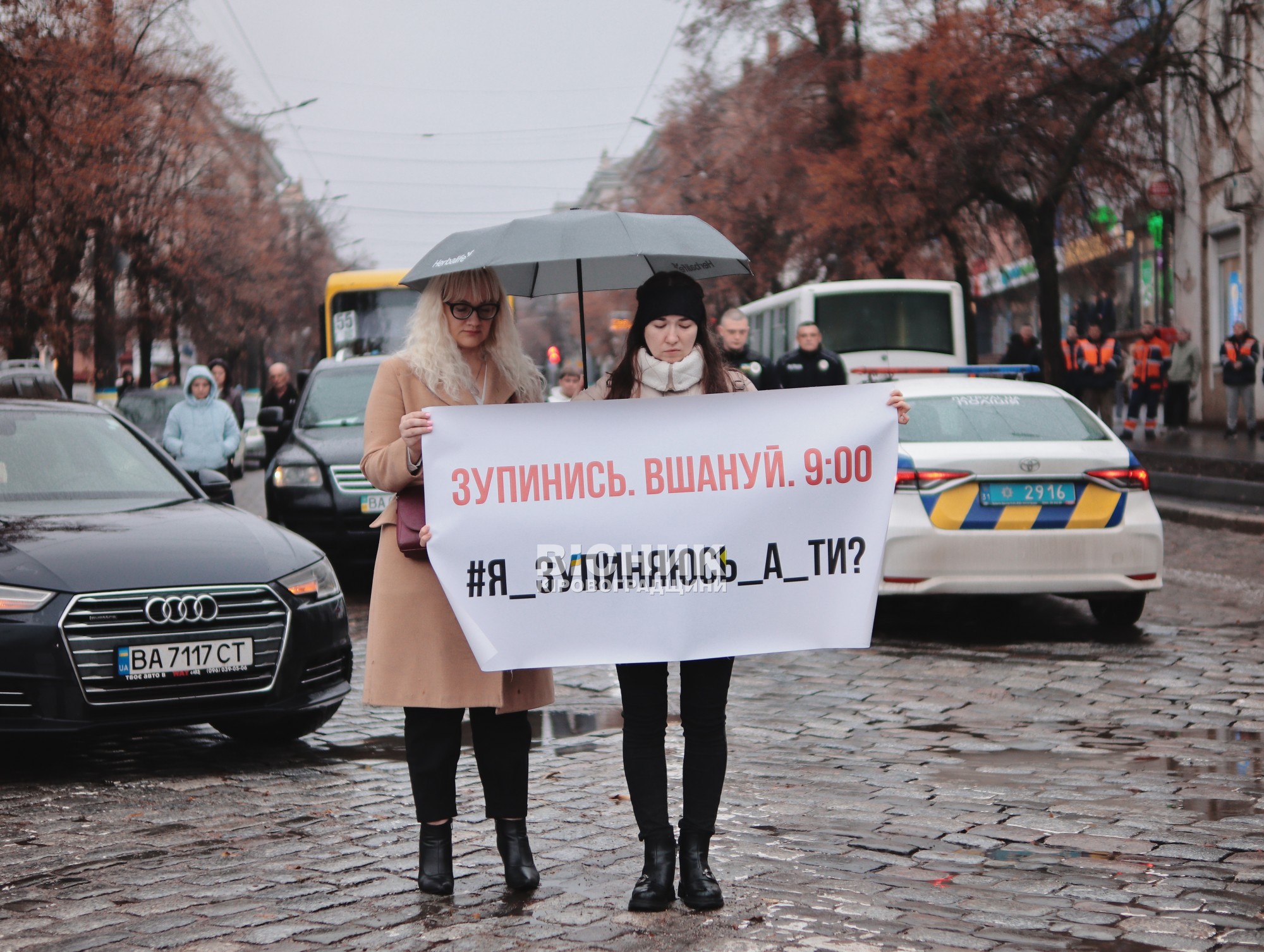 Кропивницький схилив голови: сотні людей вийшли вшанувати полеглих воїнів