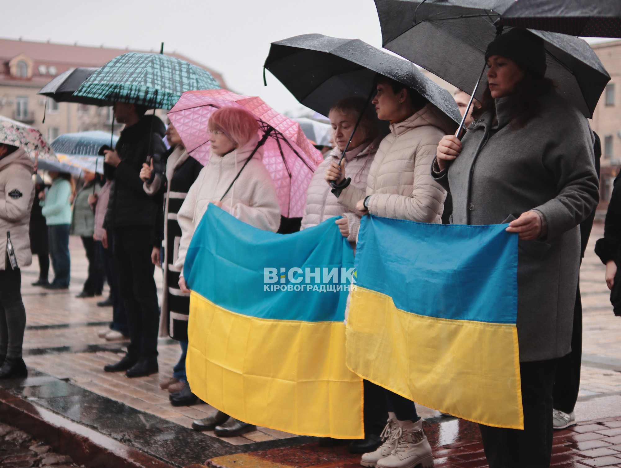 Кропивницький схилив голови: сотні людей вийшли вшанувати полеглих воїнів