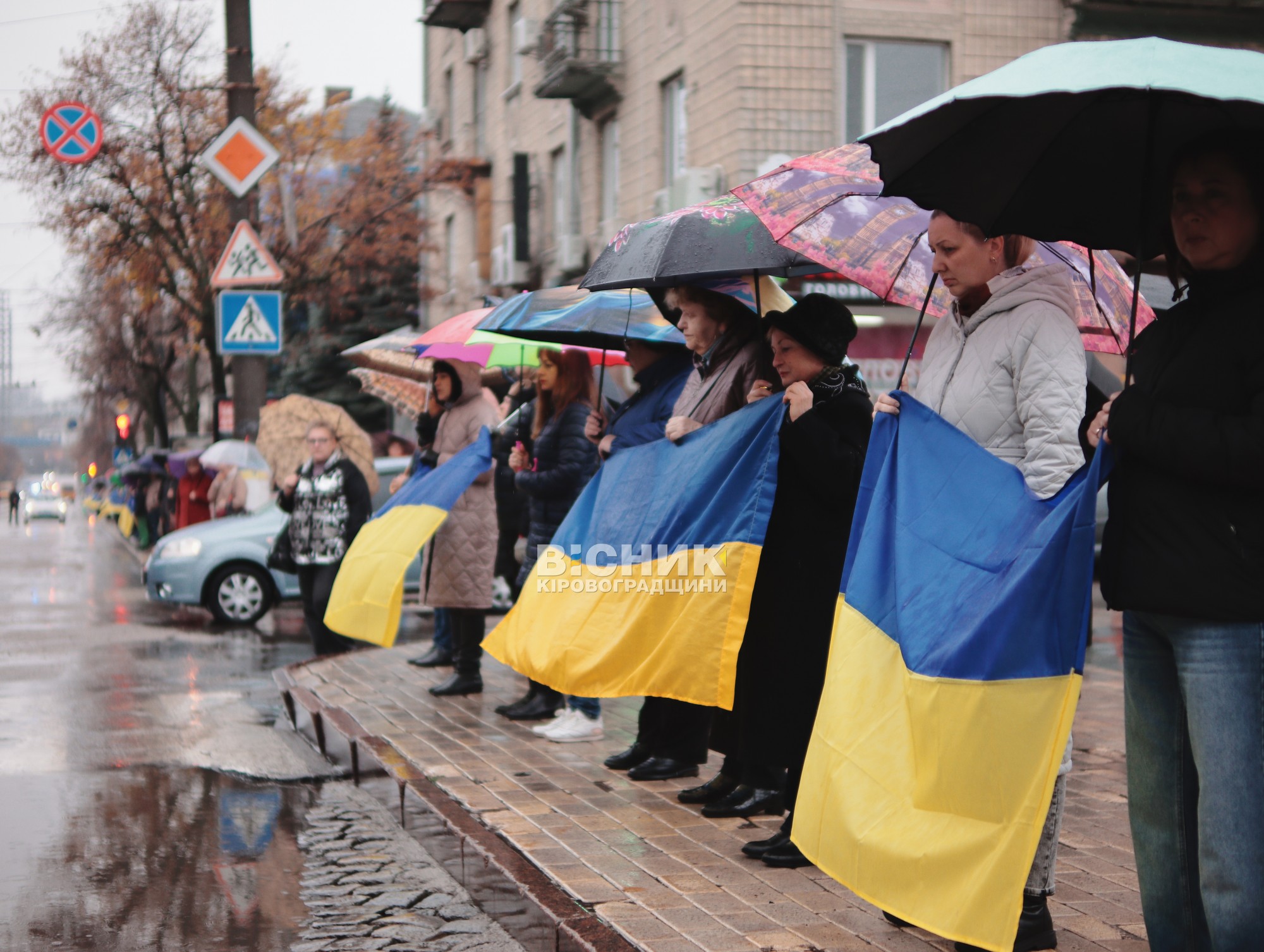 Кропивницький схилив голови: сотні людей вийшли вшанувати полеглих воїнів