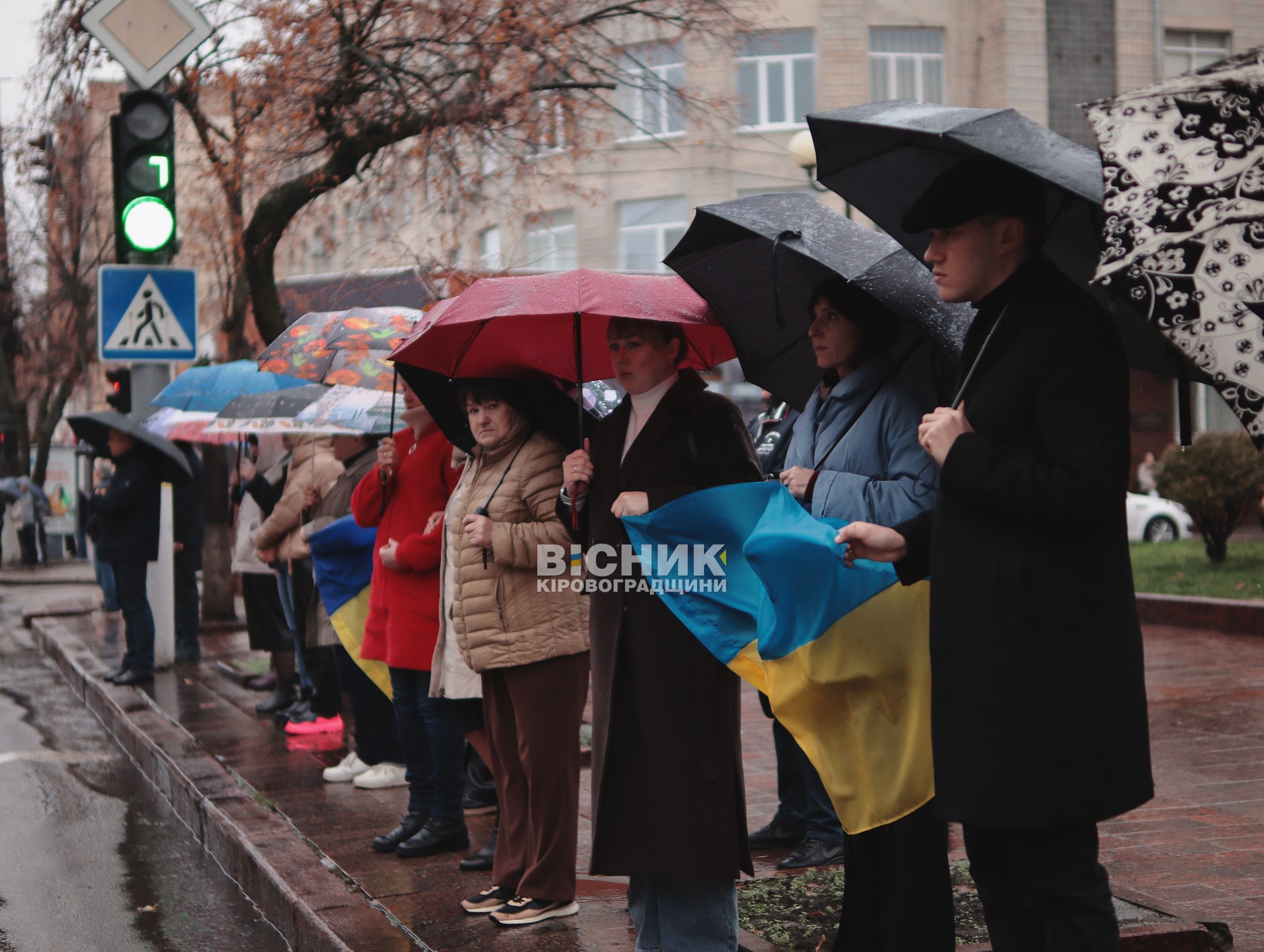 Кропивницький схилив голови: сотні людей вийшли вшанувати полеглих воїнів