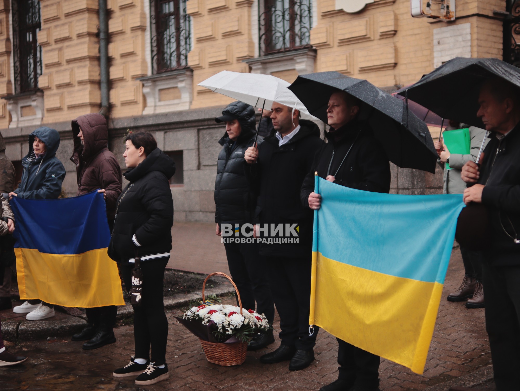 Кропивницький схилив голови: сотні людей вийшли вшанувати полеглих воїнів