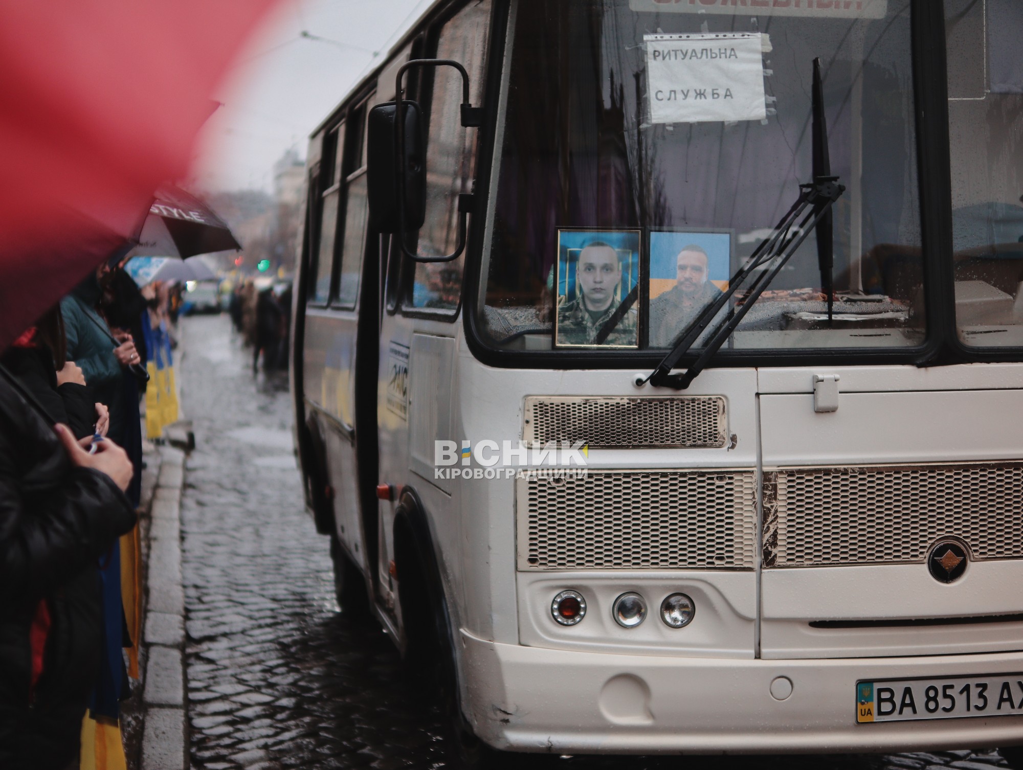 Кропивницький схилив голови: сотні людей вийшли вшанувати полеглих воїнів