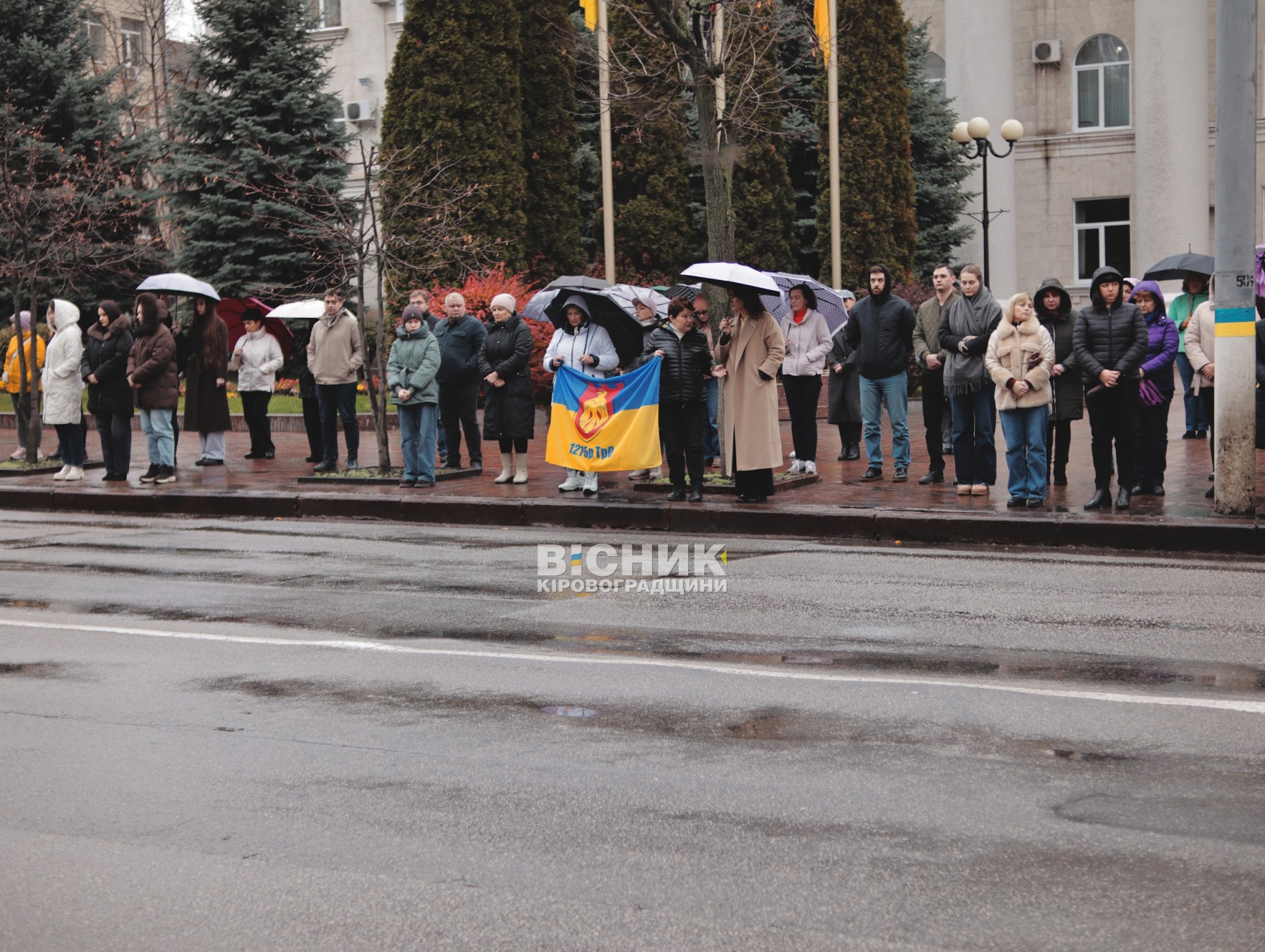 Кропивницький у тиші попрощався з двома загиблими захисниками Кропивницький у тиші попрощався з двома загиблими захисниками