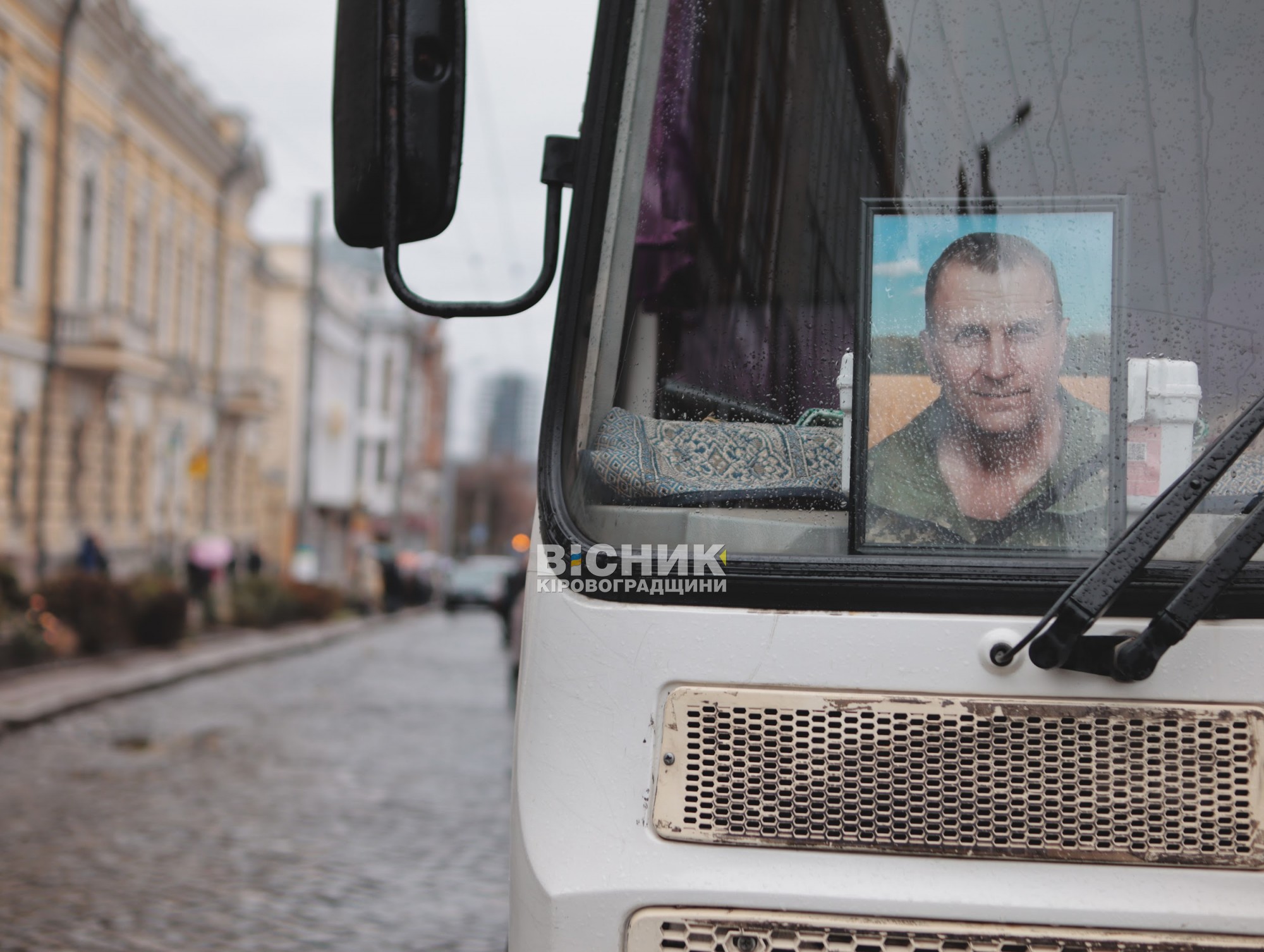 Кропивницький у тиші попрощався з двома загиблими захисниками Кропивницький у тиші попрощався з двома загиблими захисниками