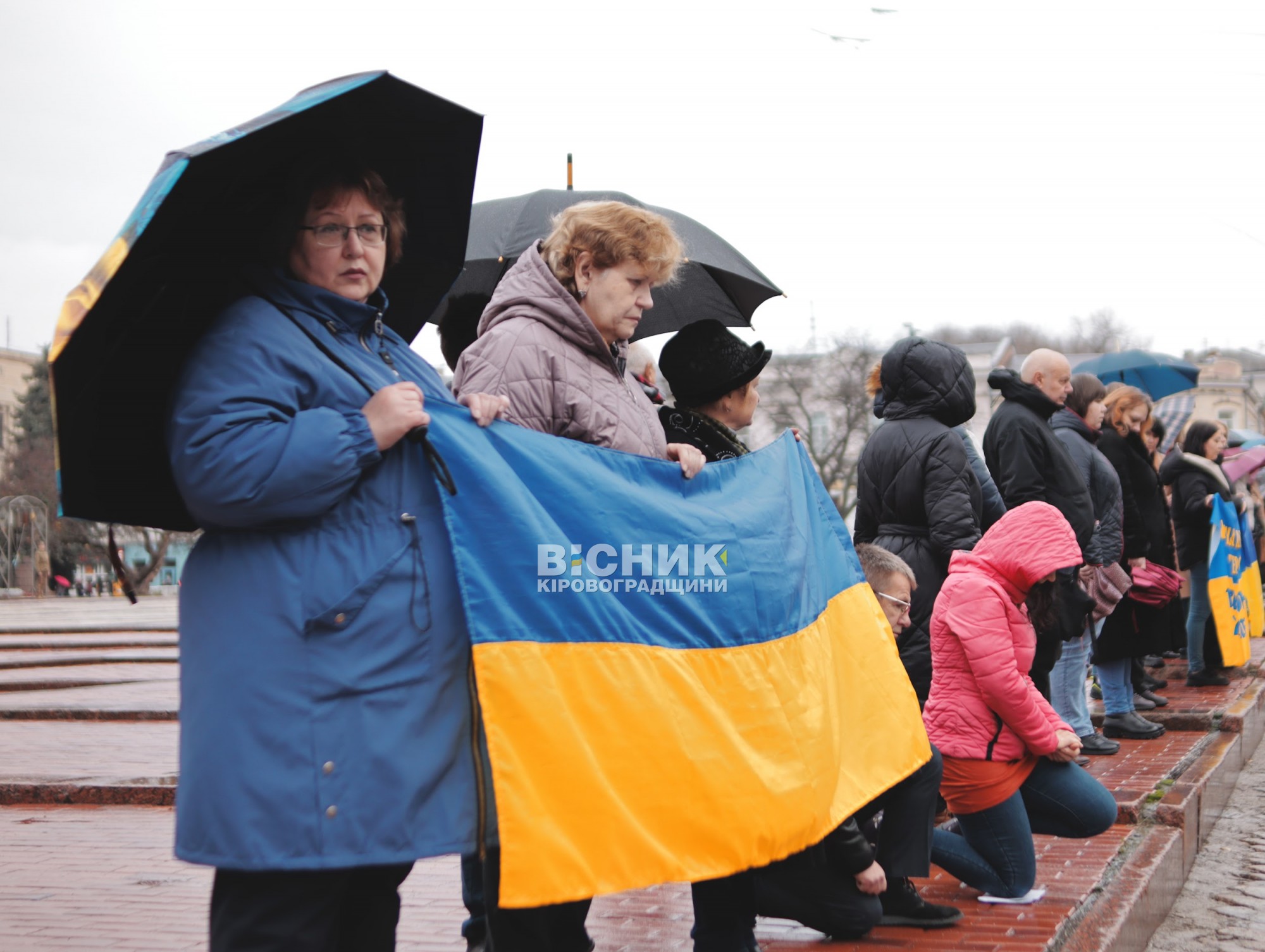 Кропивницький у тиші попрощався з двома загиблими захисниками Кропивницький у тиші попрощався з двома загиблими захисниками