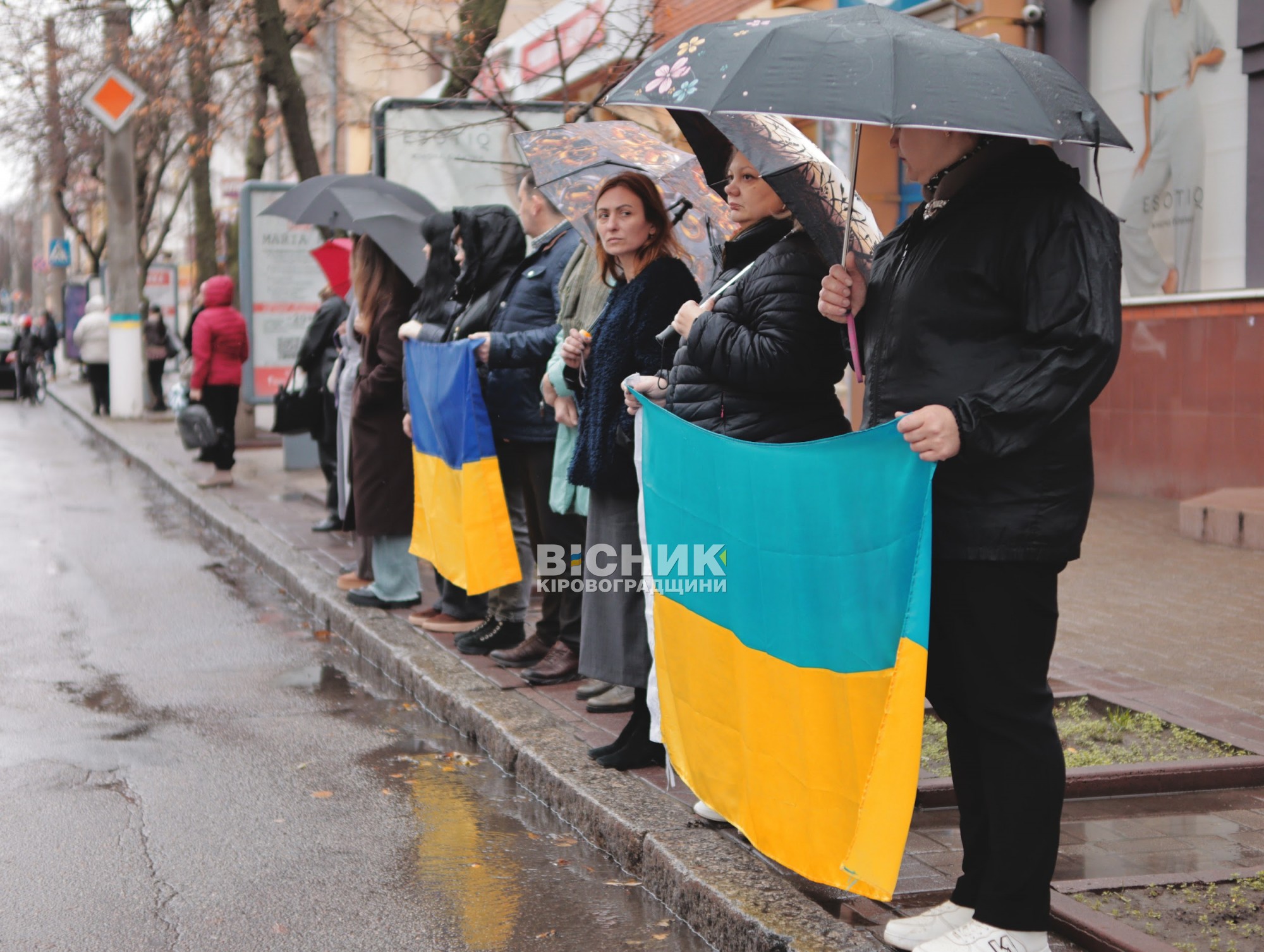 Кропивницький у тиші попрощався з двома загиблими захисниками Кропивницький у тиші попрощався з двома загиблими захисниками