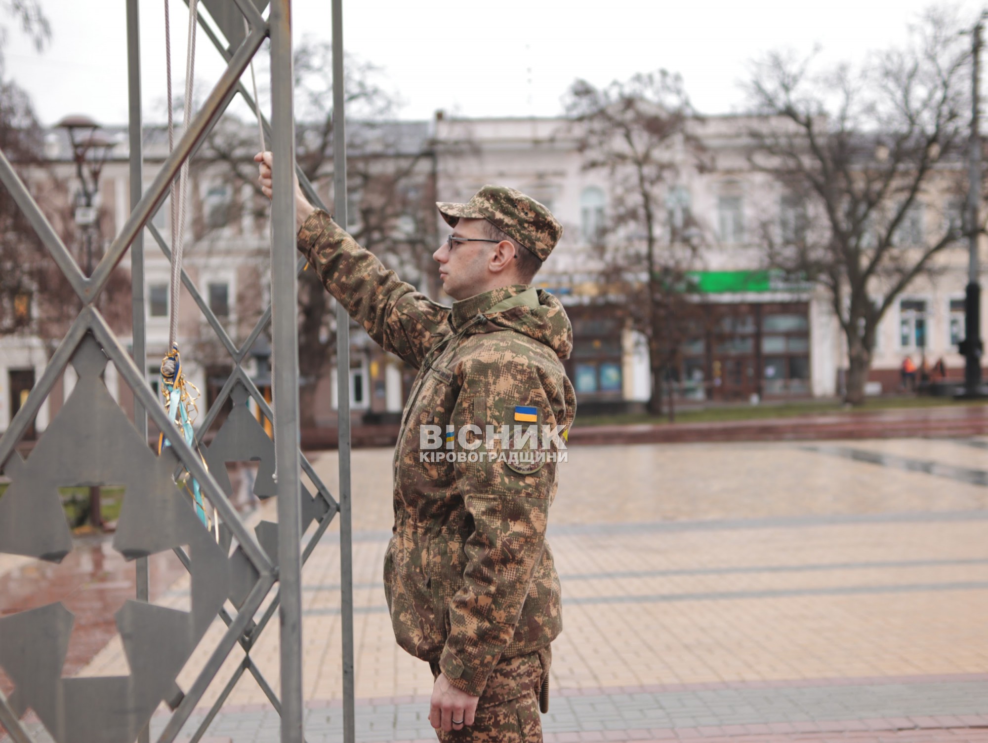 Кропивницький у тиші попрощався з двома загиблими захисниками Кропивницький у тиші попрощався з двома загиблими захисниками