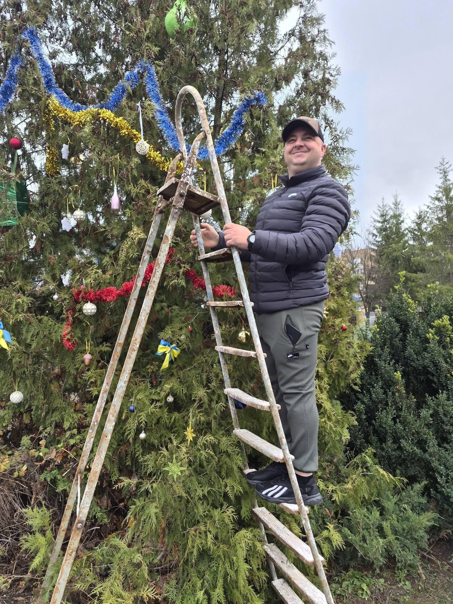 В Олександрівці прикрасили «Ялинку Перемоги» В Олександрівці прикрасили «Ялинку Перемоги»