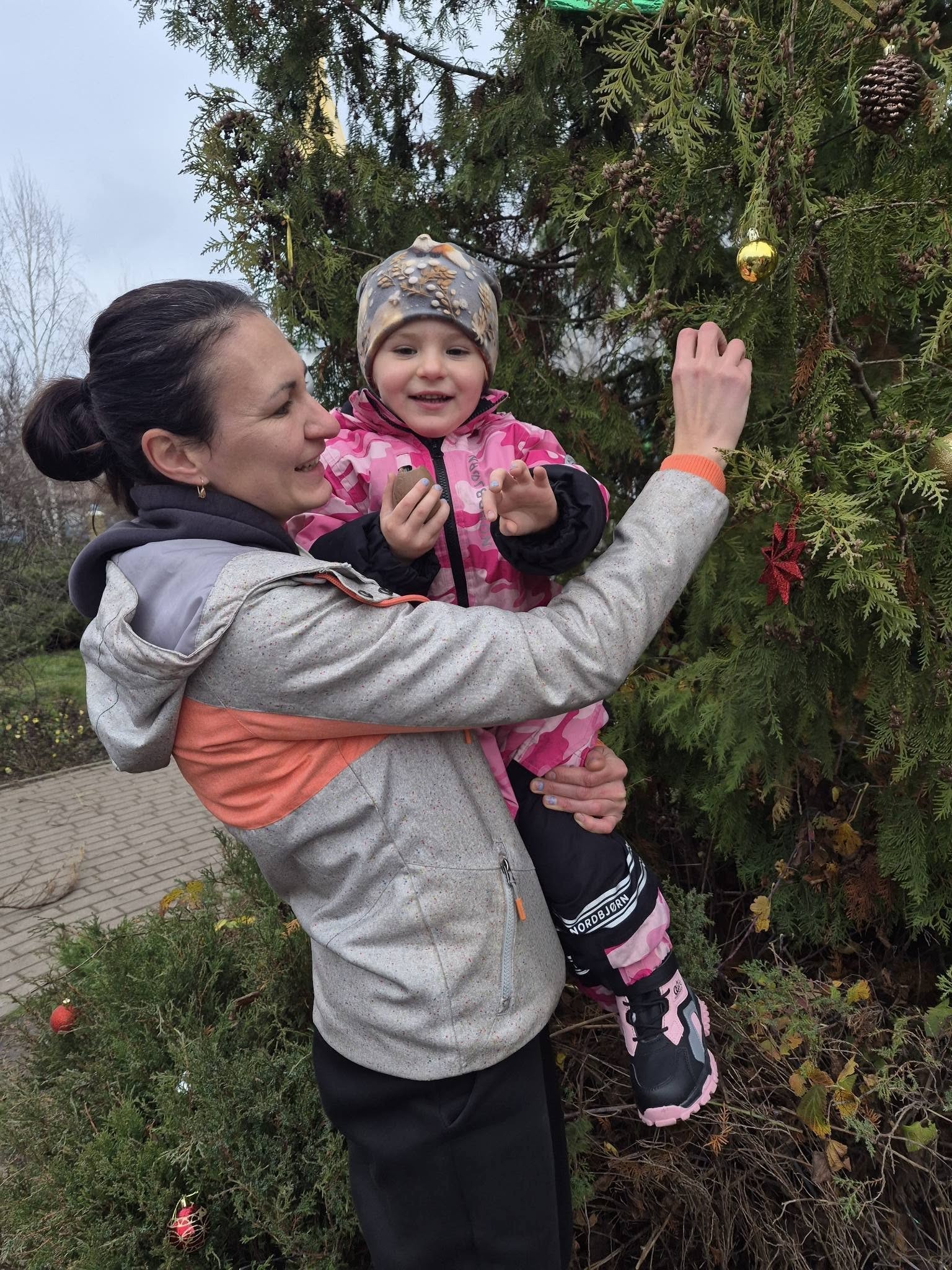 В Олександрівці прикрасили «Ялинку Перемоги» В Олександрівці прикрасили «Ялинку Перемоги»