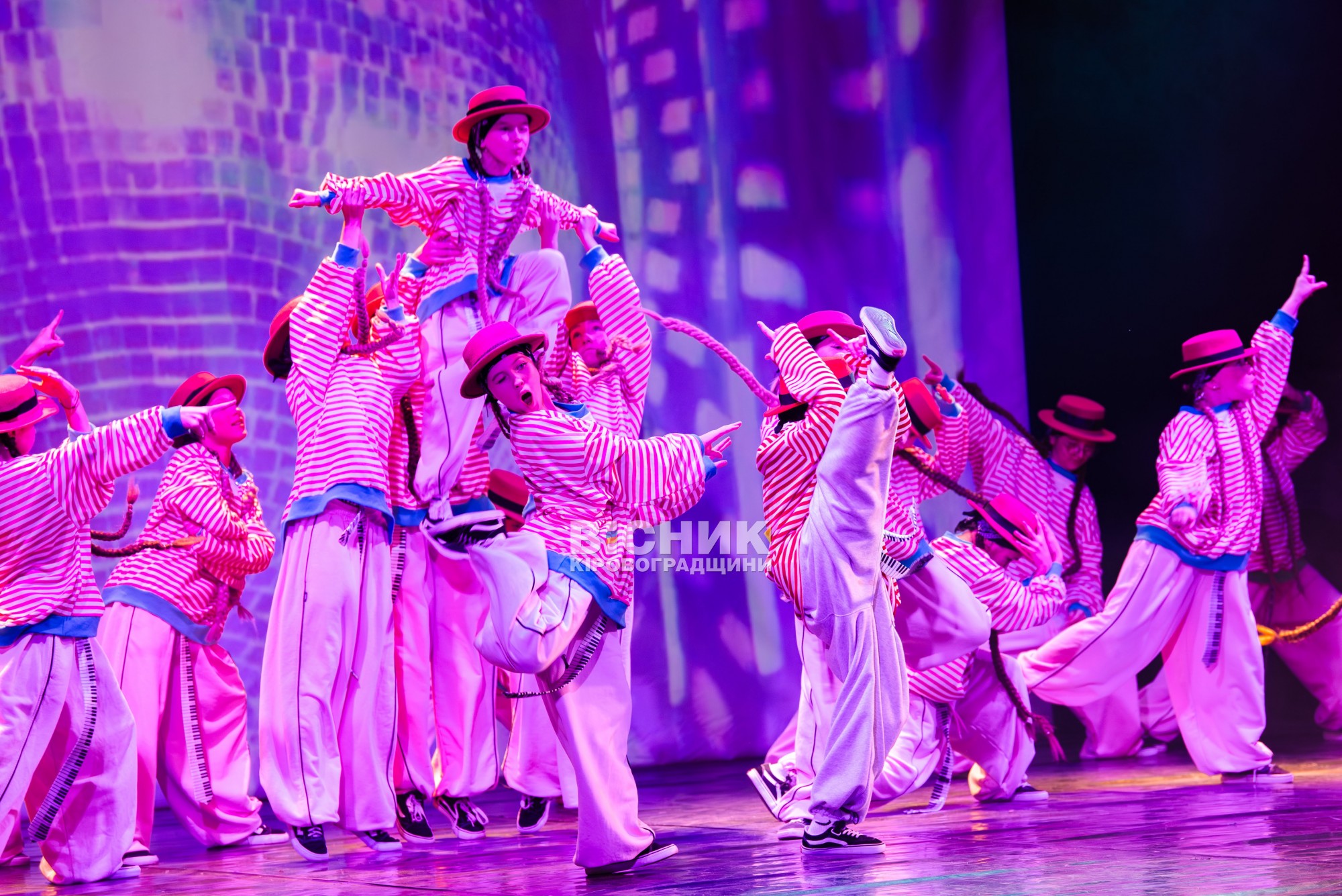 Миколай завітав до філармонії: у Кропивницькому відбувся святковий концерт для дітей Миколай завітав до філармонії: у Кропивницькому відбувся святковий концерт для дітей