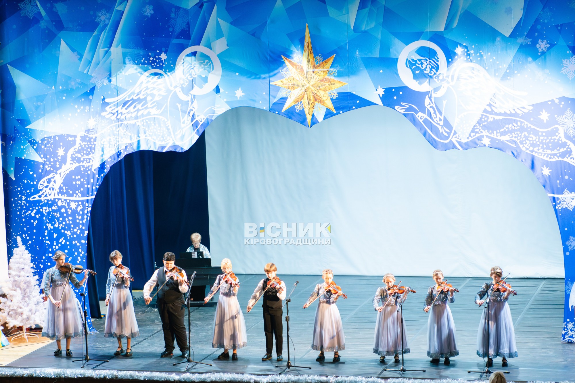 Миколай завітав до філармонії: у Кропивницькому відбувся святковий концерт для дітей Миколай завітав до філармонії: у Кропивницькому відбувся святковий концерт для дітей