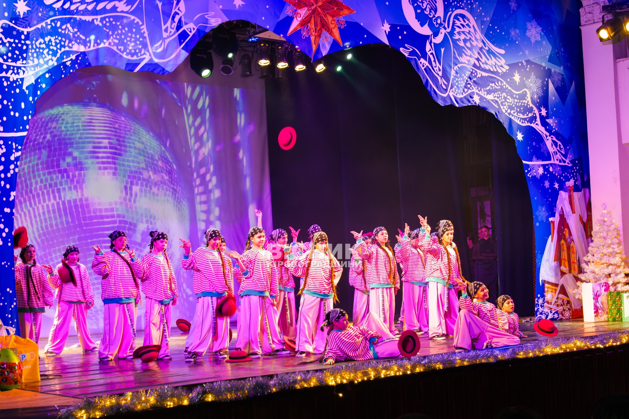 Миколай завітав до філармонії: у Кропивницькому відбувся святковий концерт для дітей Миколай завітав до філармонії: у Кропивницькому відбувся святковий концерт для дітей