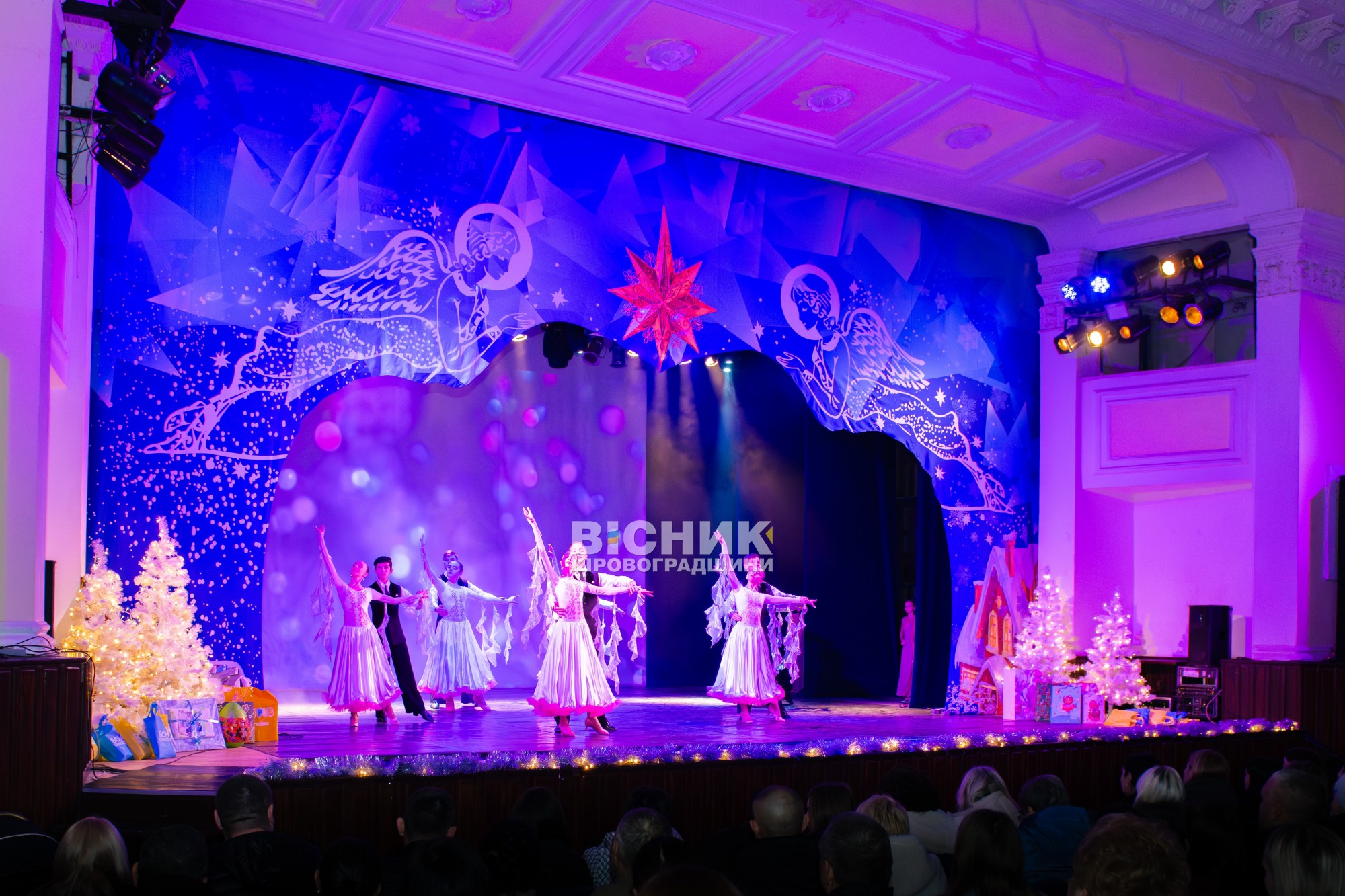 Миколай завітав до філармонії: у Кропивницькому відбувся святковий концерт для дітей Миколай завітав до філармонії: у Кропивницькому відбувся святковий концерт для дітей