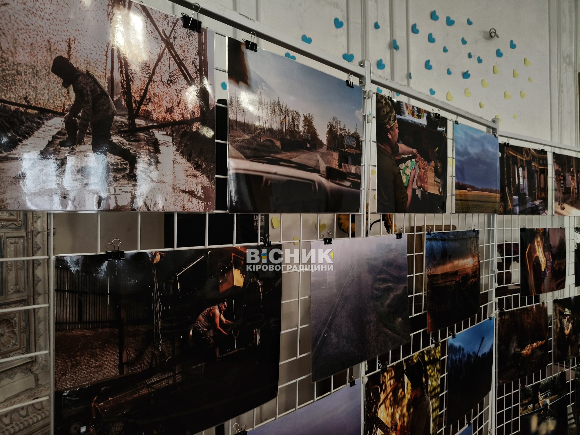 «Краса залізної волі»: у Кропивницькому відкрили мандрівну фотовиставку 26-ї артилерійської бригади