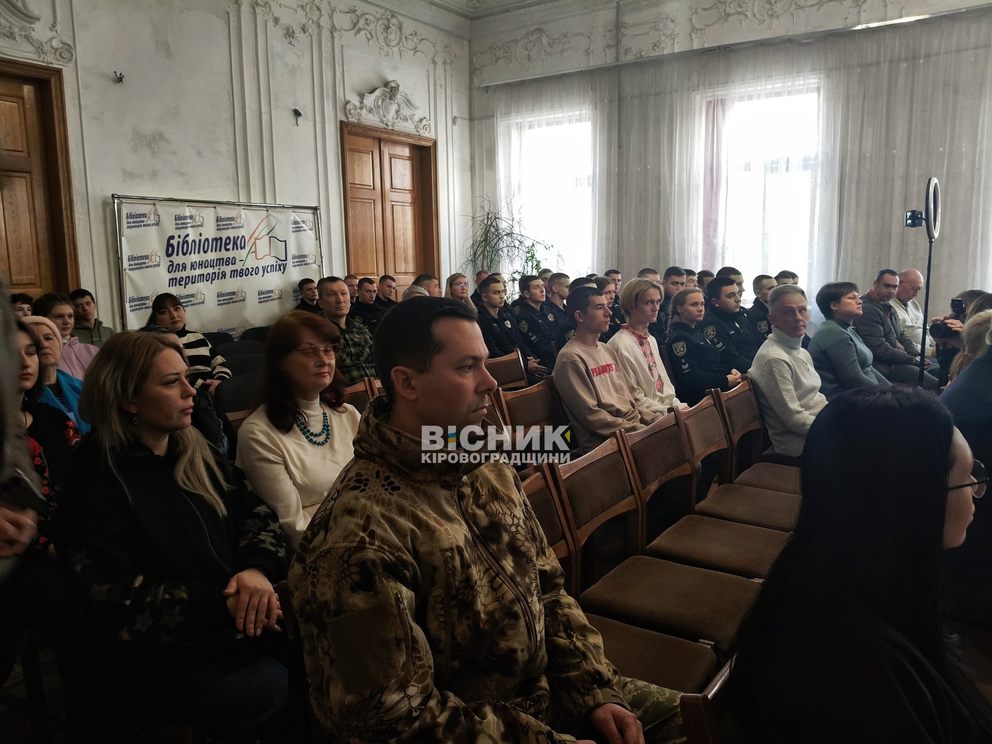 «Краса залізної волі»: у Кропивницькому відкрили мандрівну фотовиставку 26-ї артилерійської бригади