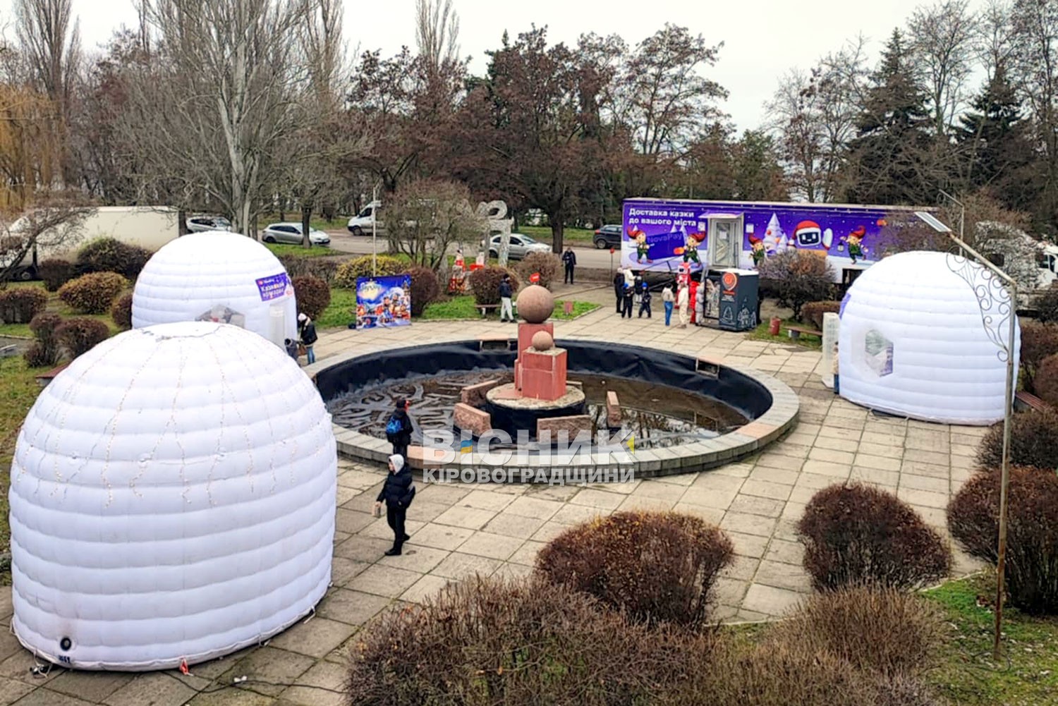 Іглу та ельфи у сквері біля міського Палацу культури: казкове відділення Нової пошти діяло у Світловодську