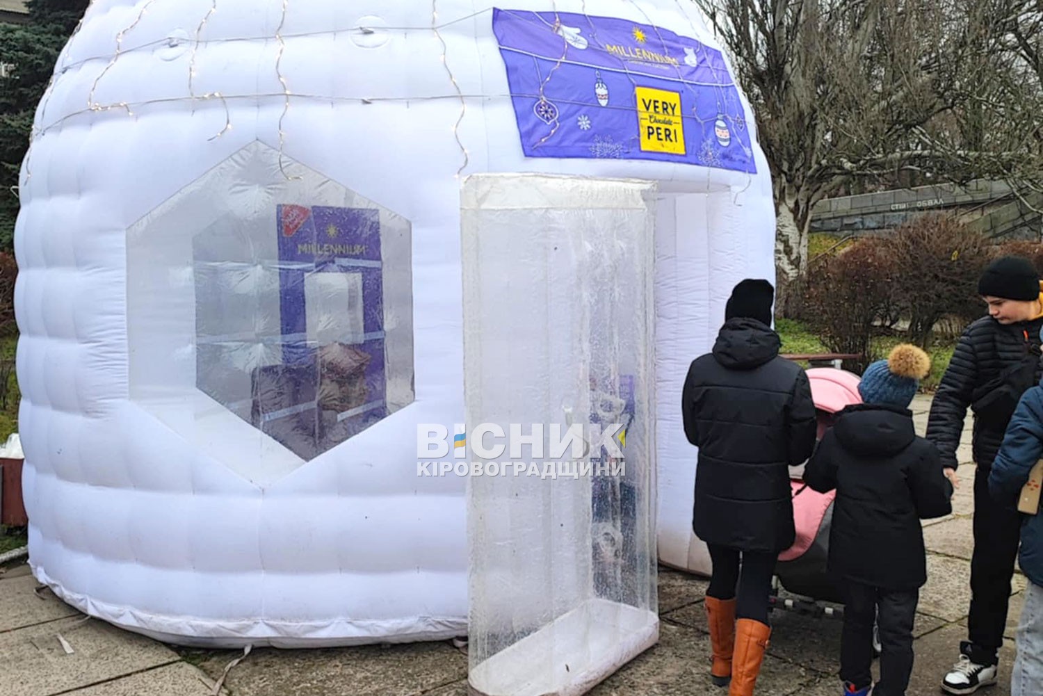 Іглу та ельфи у сквері біля міського Палацу культури: казкове відділення Нової пошти діяло у Світловодську