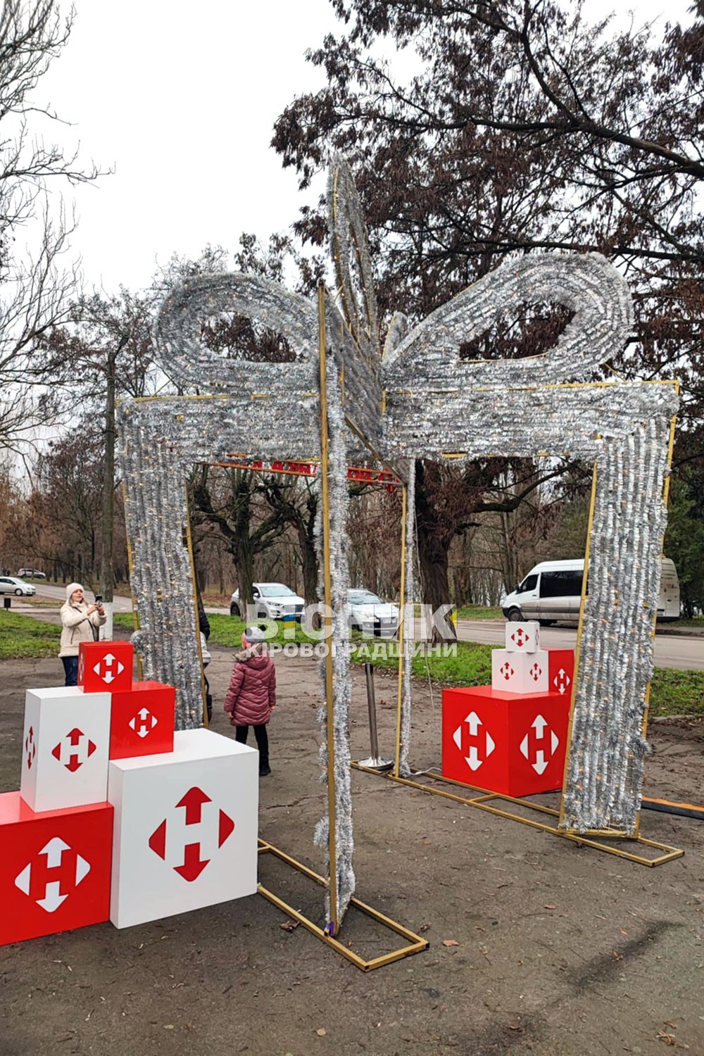 Іглу та ельфи у сквері біля міського Палацу культури: казкове відділення Нової пошти діяло у Світловодську