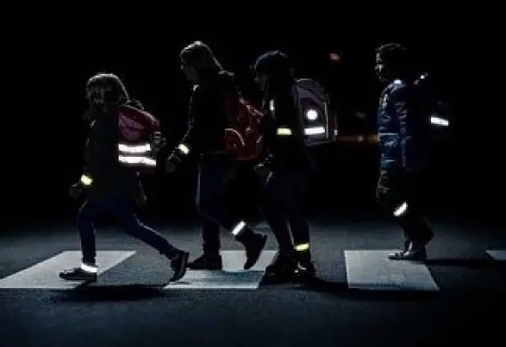 Пішоходам: будьте видимими при русі в темну зимову пору