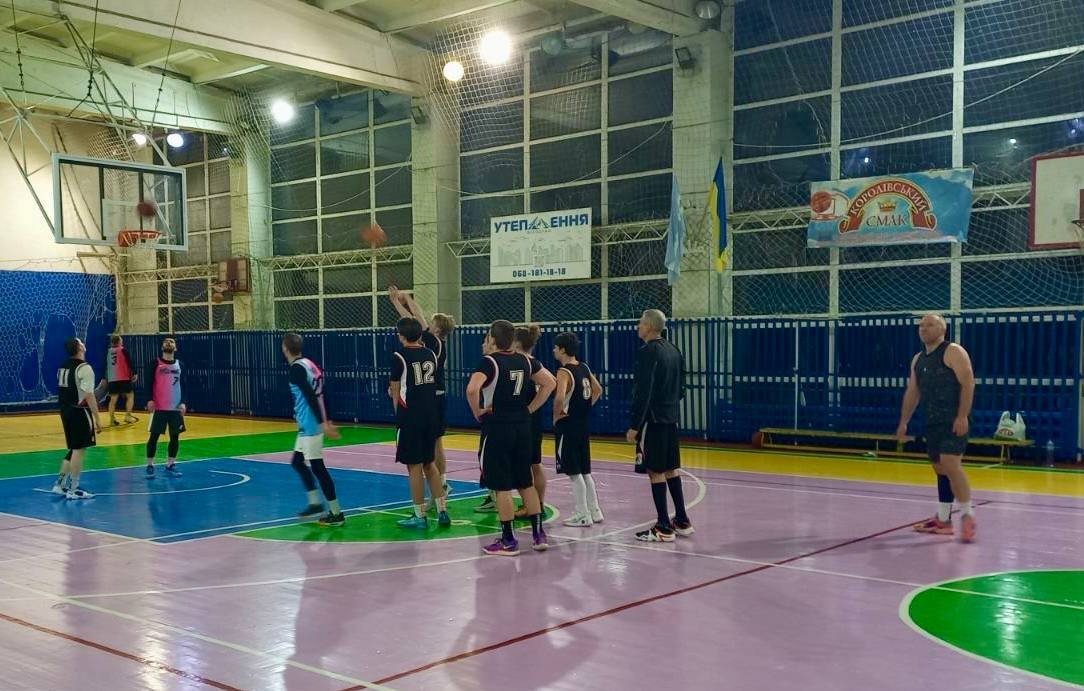 Світловодськ переміг Кременчук у благодійному баскетбольному матчі Світловодськ переміг Кременчук у благодійному баскетбольному матчі