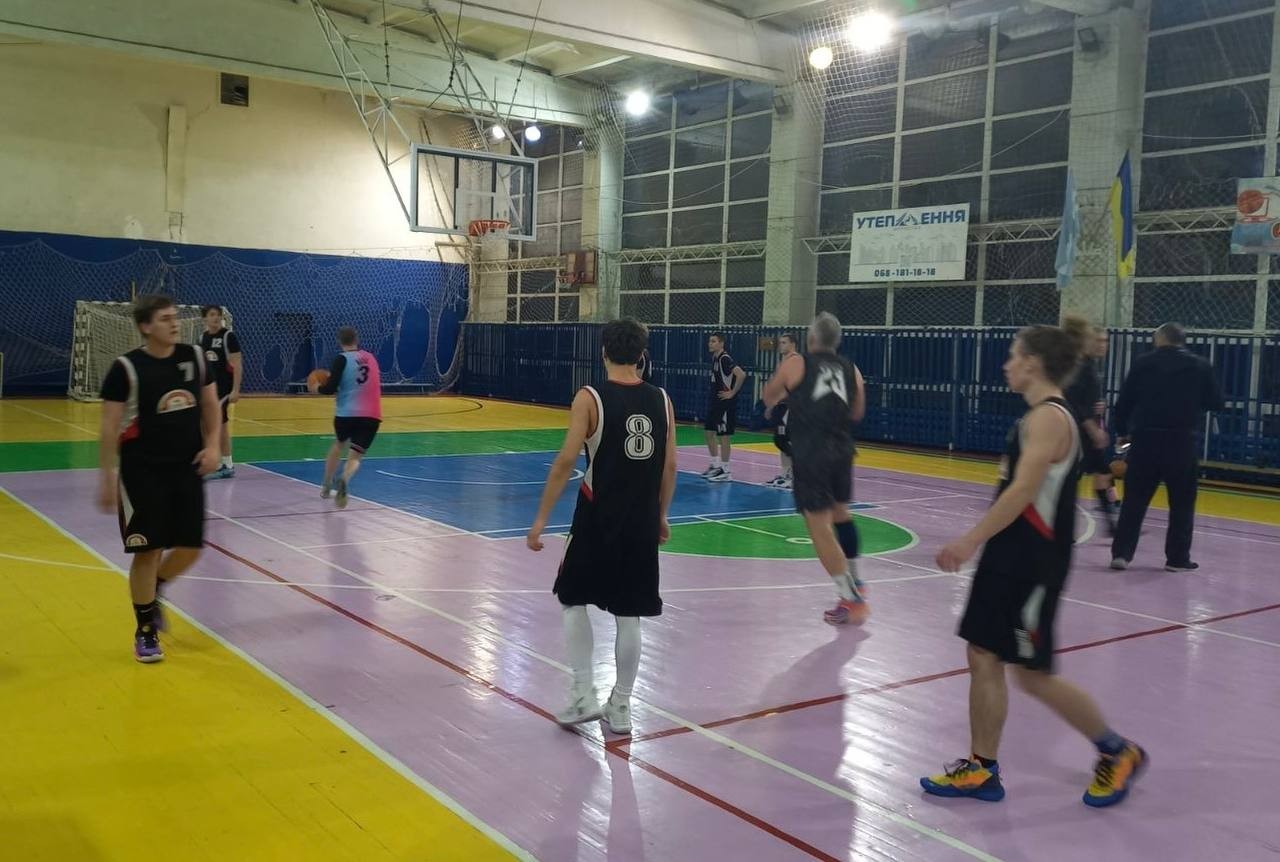 Світловодськ переміг Кременчук у благодійному баскетбольному матчі Світловодськ переміг Кременчук у благодійному баскетбольному матчі