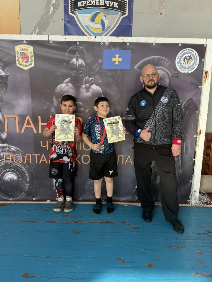 «Чорні ворони» підкорюють Полтавщину: тріумф олександрівських борців у Кременчуці