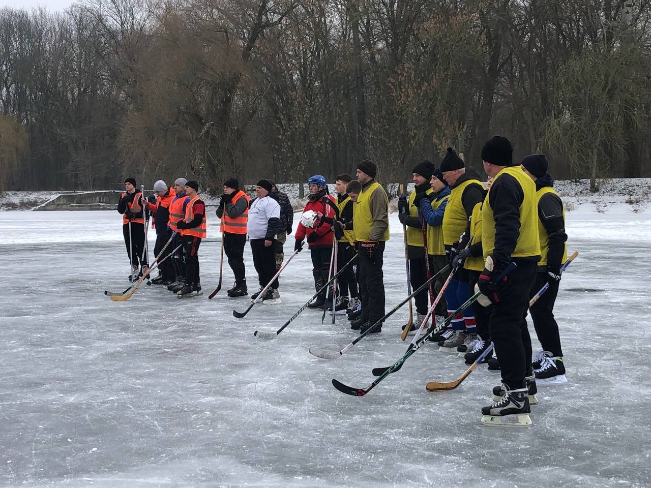 Лід, що гартує єдність: благодійний хокей в Онуфріївці