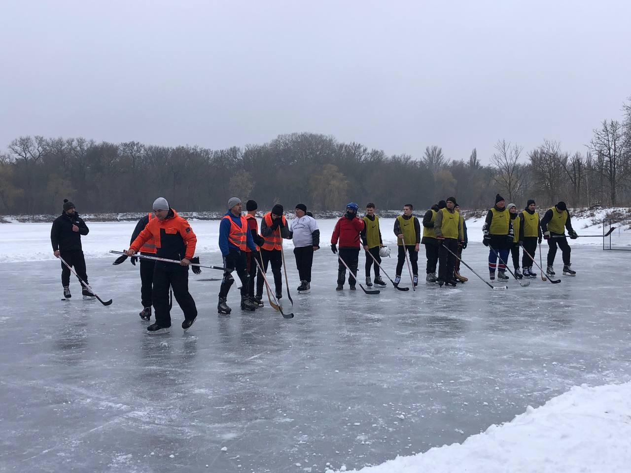 Лід, що гартує єдність: благодійний хокей в Онуфріївці