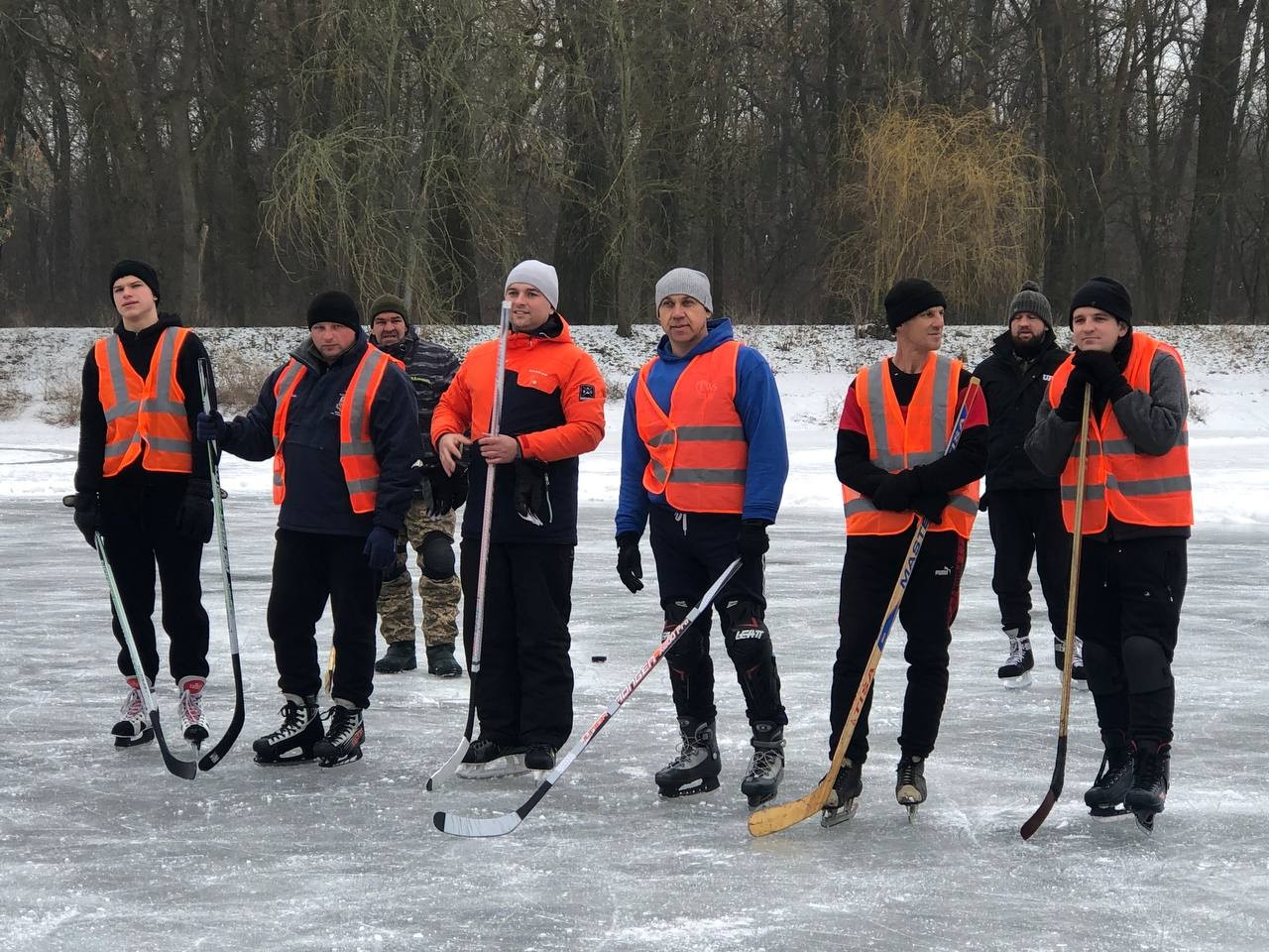 Лід, що гартує єдність: благодійний хокей в Онуфріївці