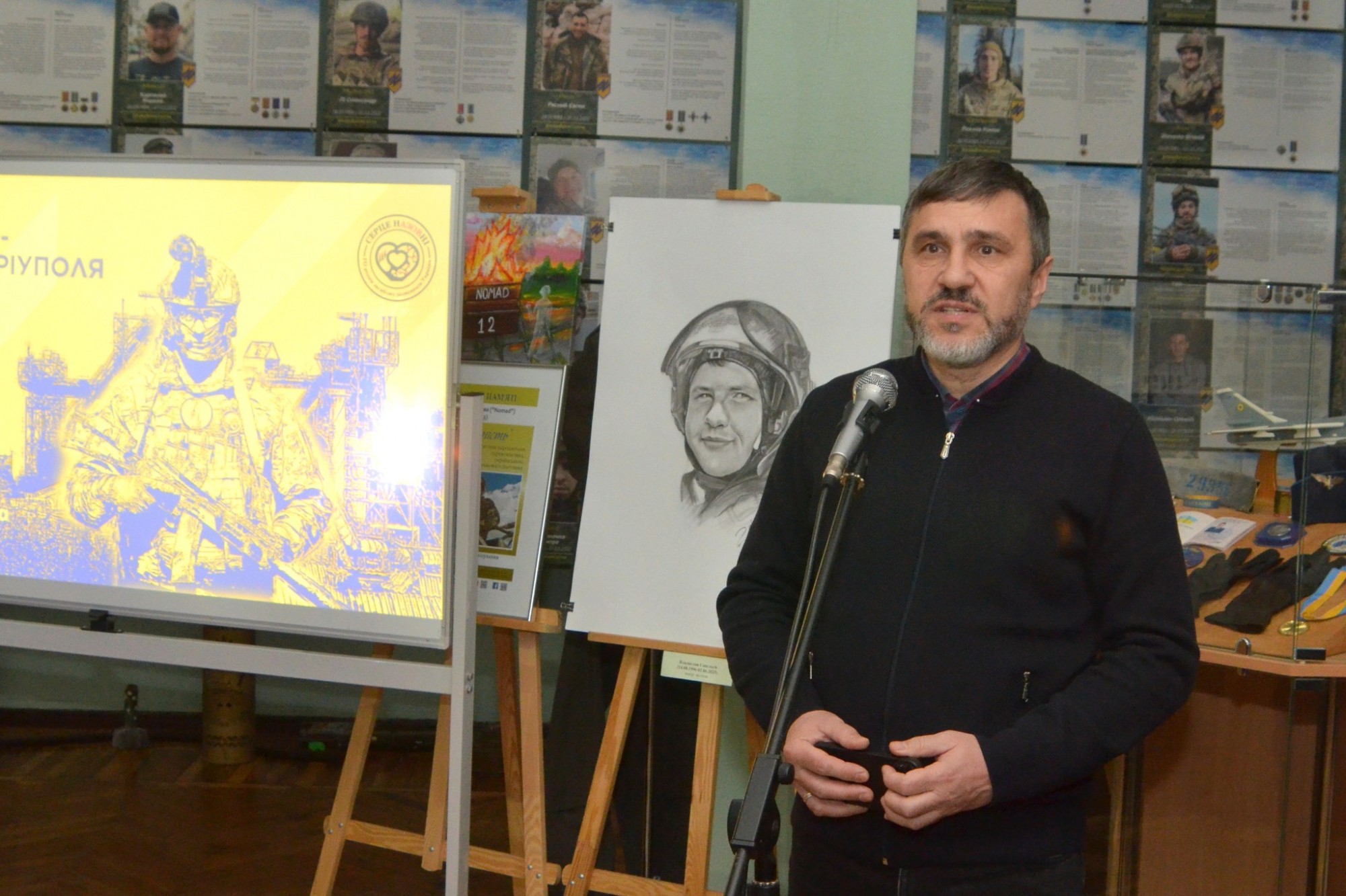 У Кропивницькому відкрили меморіальну виставку «Азов. Янголи Маріуполя» У Кропивницькому відкрили меморіальну виставку «Азов. Янголи Маріуполя»