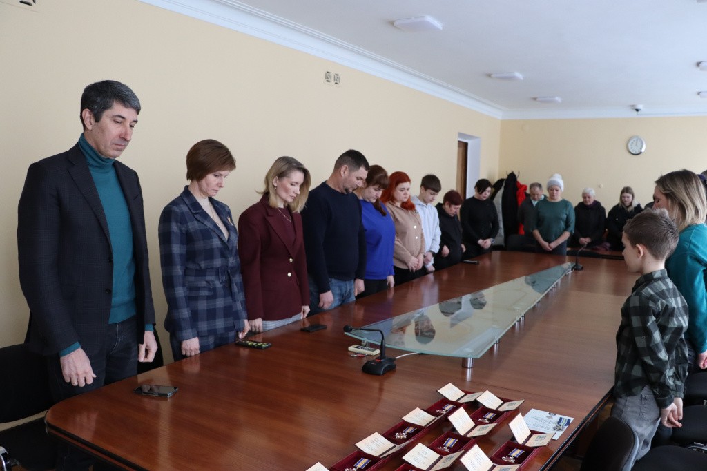 За особисту мужність: родини загиблих та зниклих безвісти воїнів отримали державні відзнаки