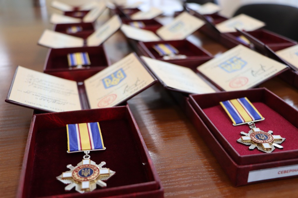 За особисту мужність: родини загиблих та зниклих безвісти воїнів отримали державні відзнаки