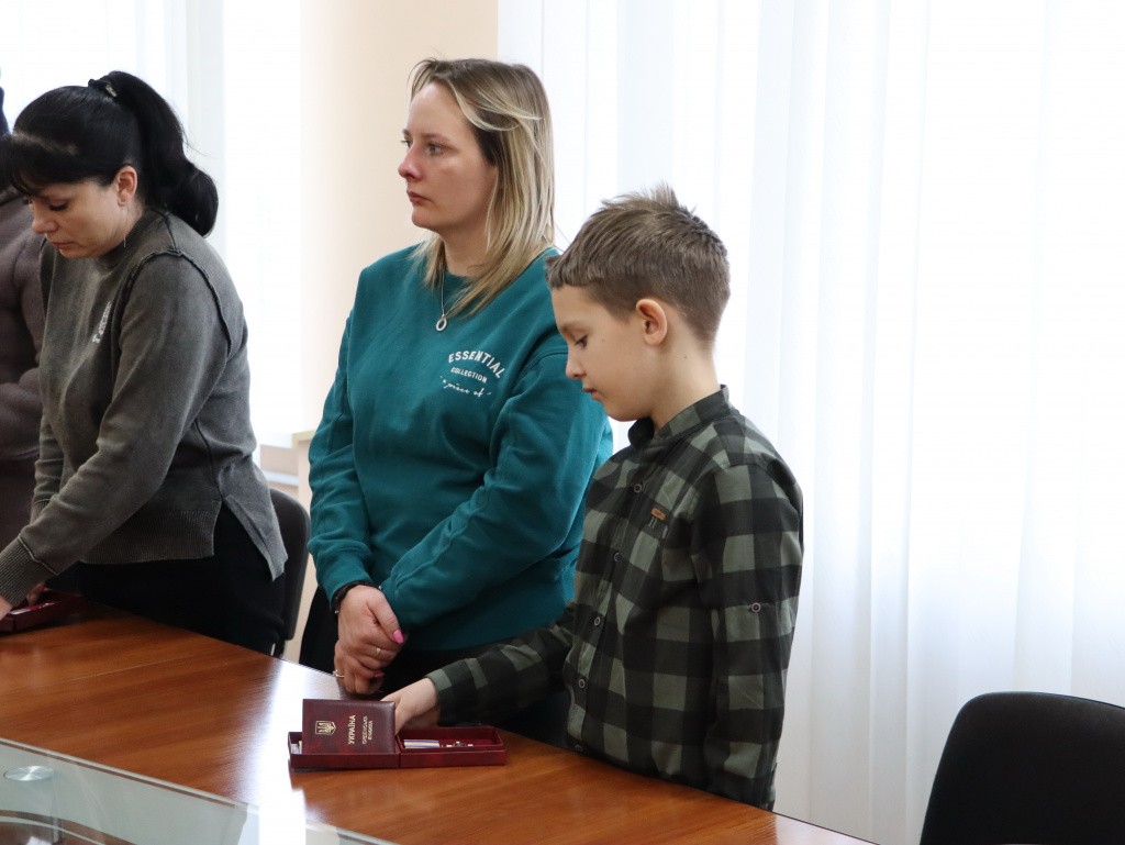 За особисту мужність: родини загиблих та зниклих безвісти воїнів отримали державні відзнаки