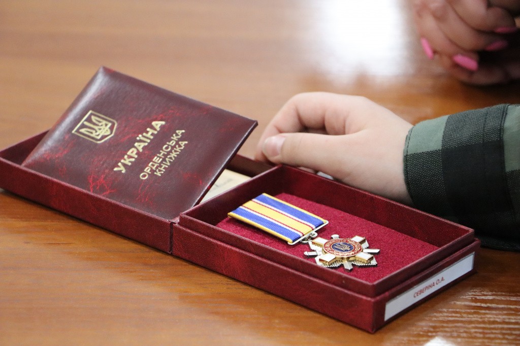 За особисту мужність: родини загиблих та зниклих безвісти воїнів отримали державні відзнаки