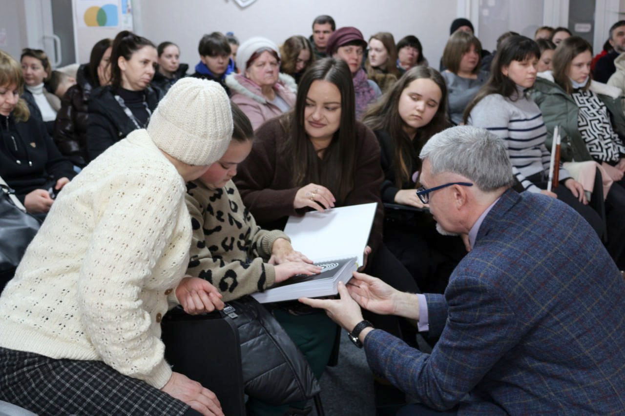 У Кропивницькому презентували українсько-англійський словник шрифтом Брайля