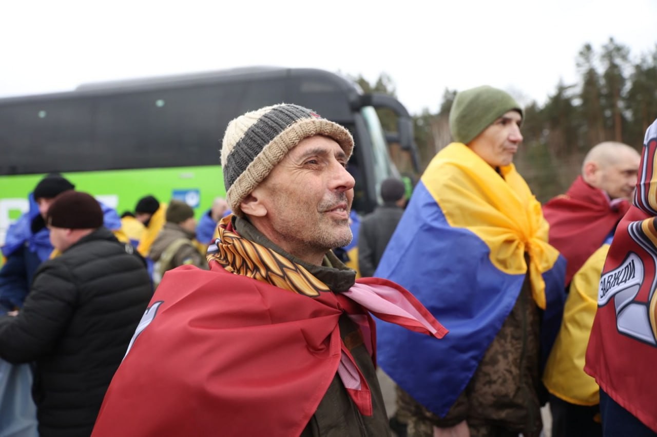 72-й обмін: додому повернулися 200 військових і семеро цивільних