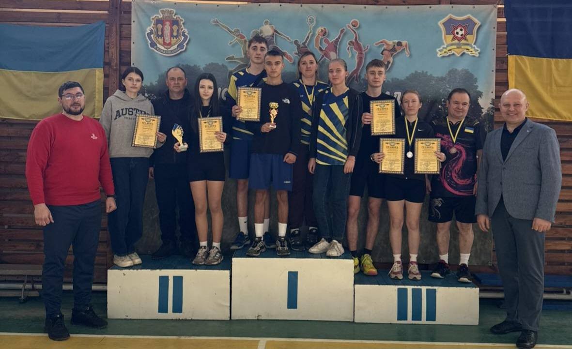 Обласні спортивні ігри серед громад: чоловіки й жінки грали в настільний теніс