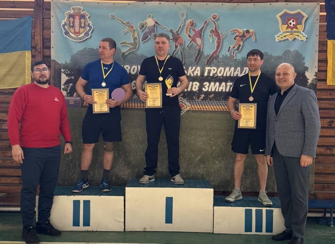 Обласні спортивні ігри серед громад: чоловіки й жінки грали в настільний теніс